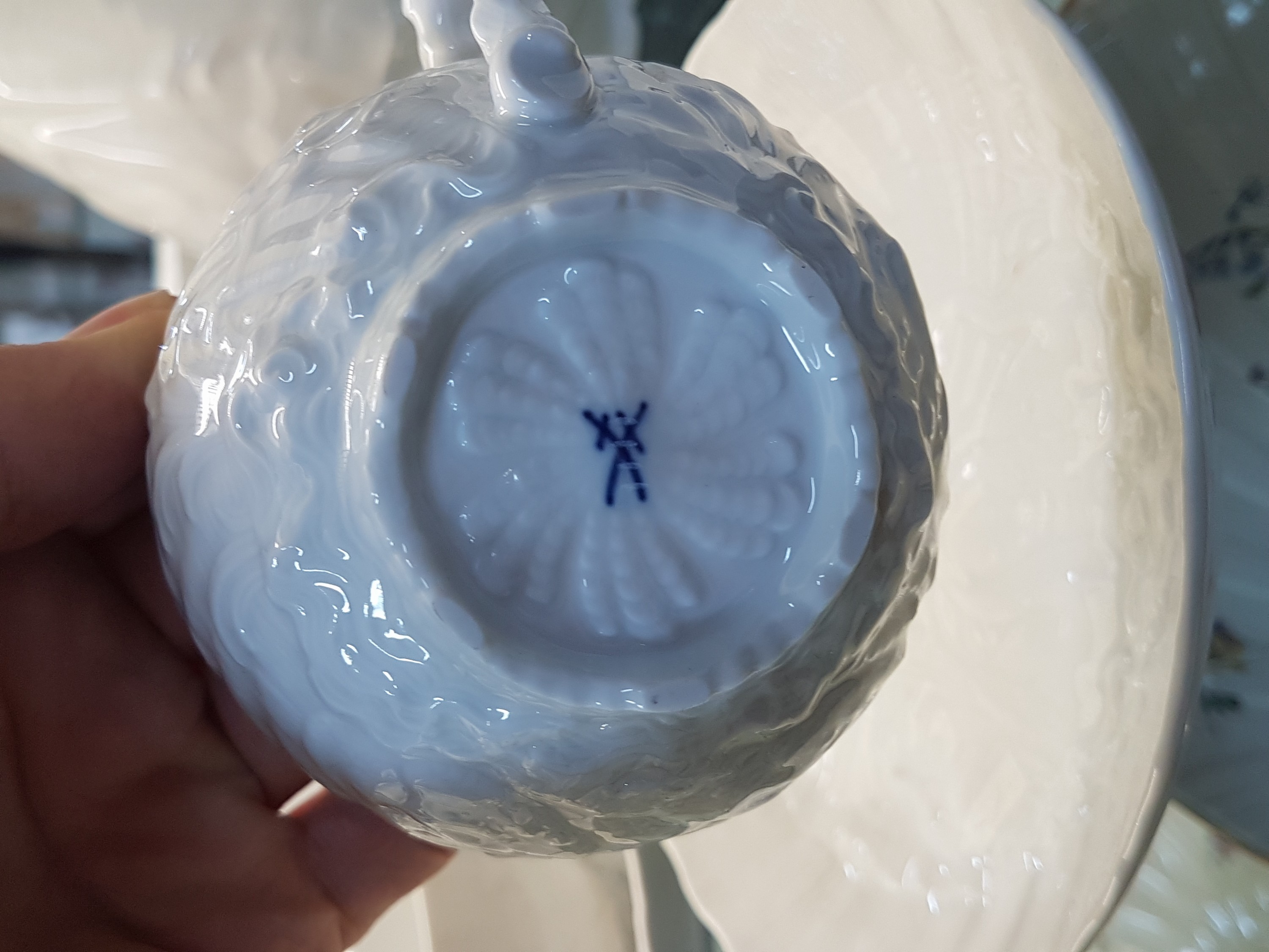 Detail i: Kaffeeservice, Meissen, 20. Jh., Schwanenservice weiß, 4 Glasurstriche, Kanne, Milchkännchen, Zuckerdose, 8 Tassen mit 8 Untertassen, 6 ...