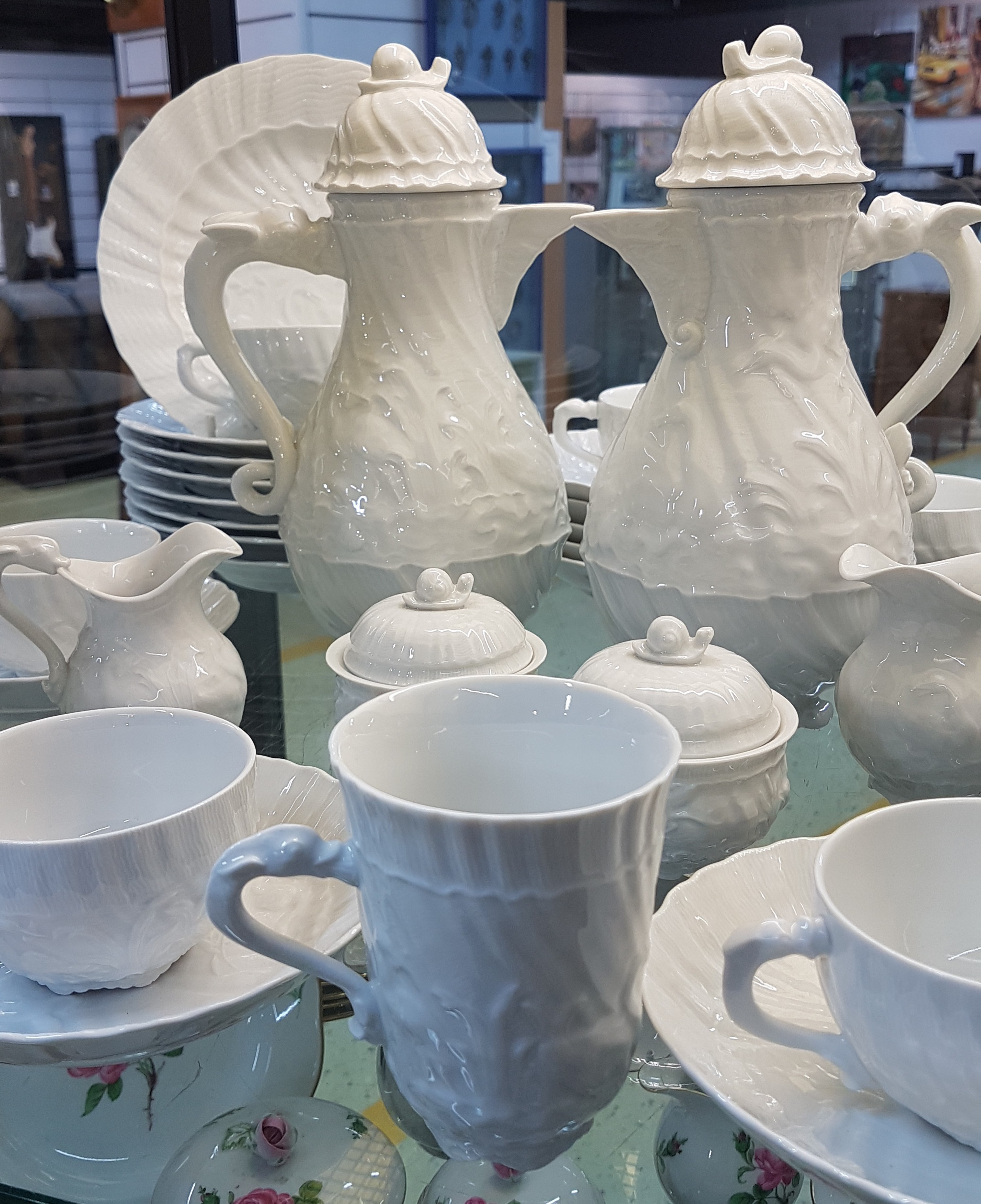 Detail a: Kaffeeservice, Meissen, 20. Jh., Schwanenservice weiß, 4 Glasurstriche, 2 Kannen, 2 Milchkännchen, 2 Zuckerdosen, 8 Tassen mit 8 Untertassen, 2 ...