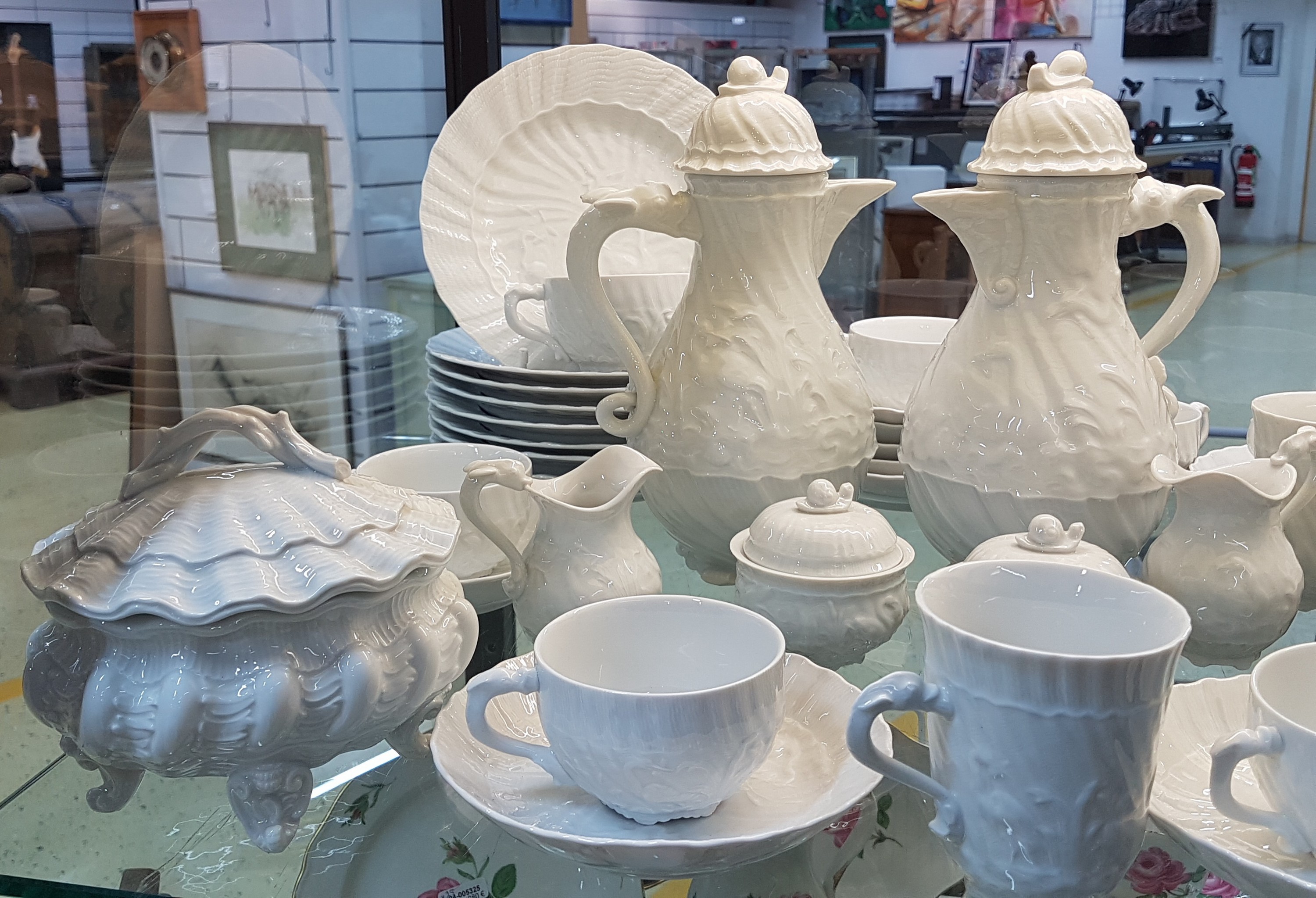 Detail b: Kaffeeservice, Meissen, 20. Jh., Schwanenservice weiß, 4 Glasurstriche, 2 Kannen, 2 Milchkännchen, 2 Zuckerdosen, 8 Tassen mit 8 Untertassen, 2 ...
