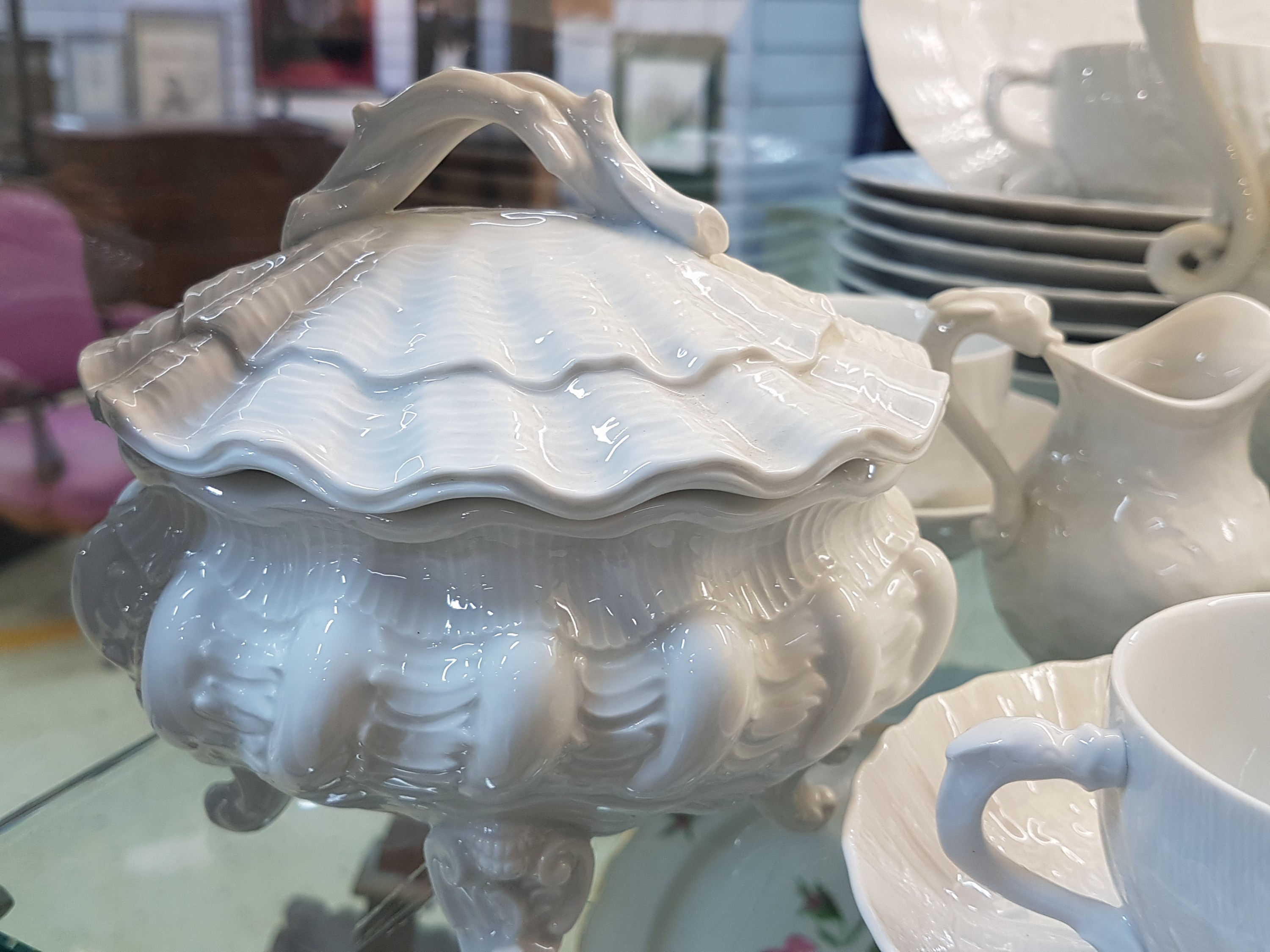Detail c: Kaffeeservice, Meissen, 20. Jh., Schwanenservice weiß, 4 Glasurstriche, 2 Kannen, 2 Milchkännchen, 2 Zuckerdosen, 8 Tassen mit 8 Untertassen, 2 ...