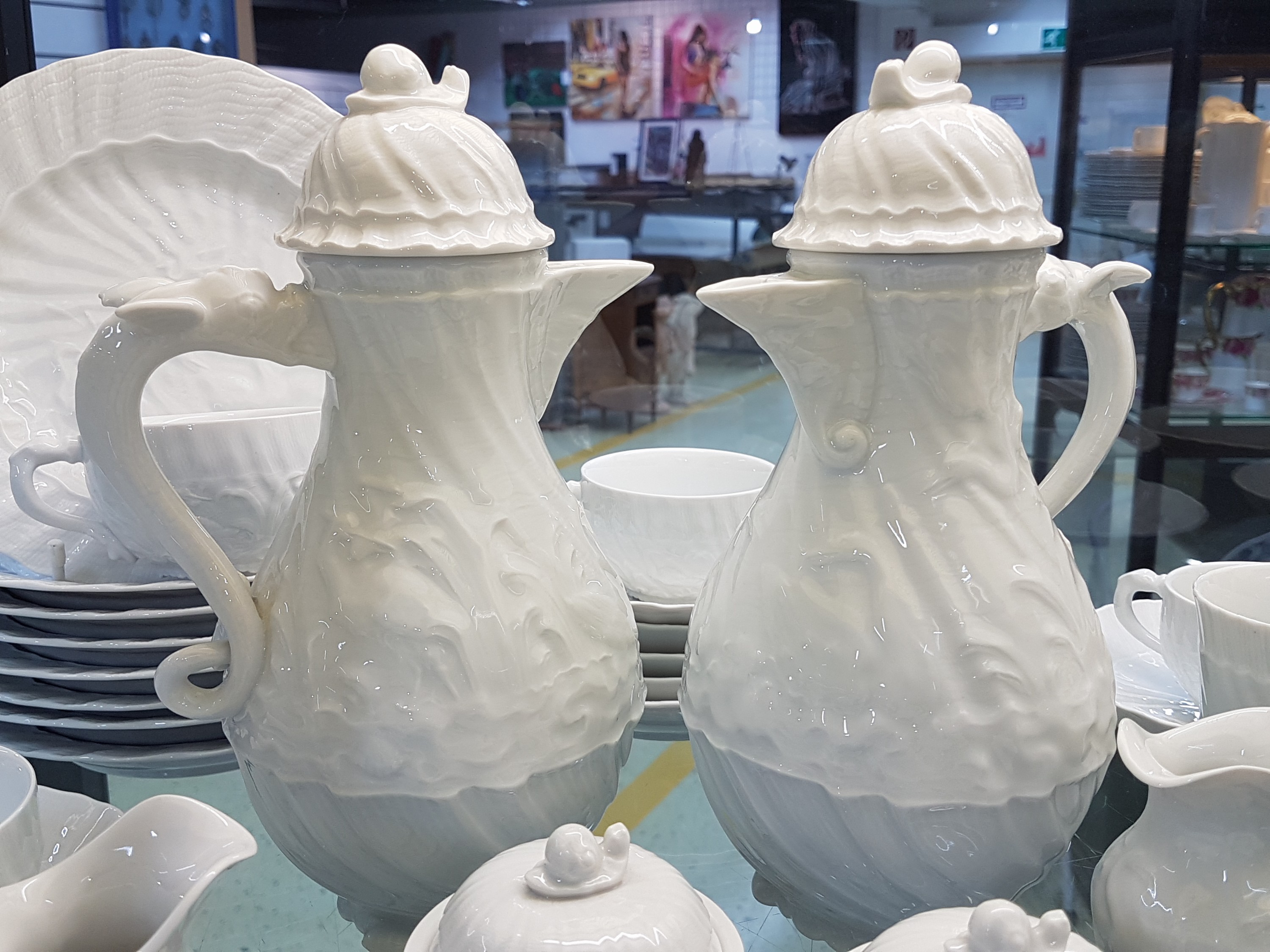 Detail d: Kaffeeservice, Meissen, 20. Jh., Schwanenservice weiß, 4 Glasurstriche, 2 Kannen, 2 Milchkännchen, 2 Zuckerdosen, 8 Tassen mit 8 Untertassen, 2 ...