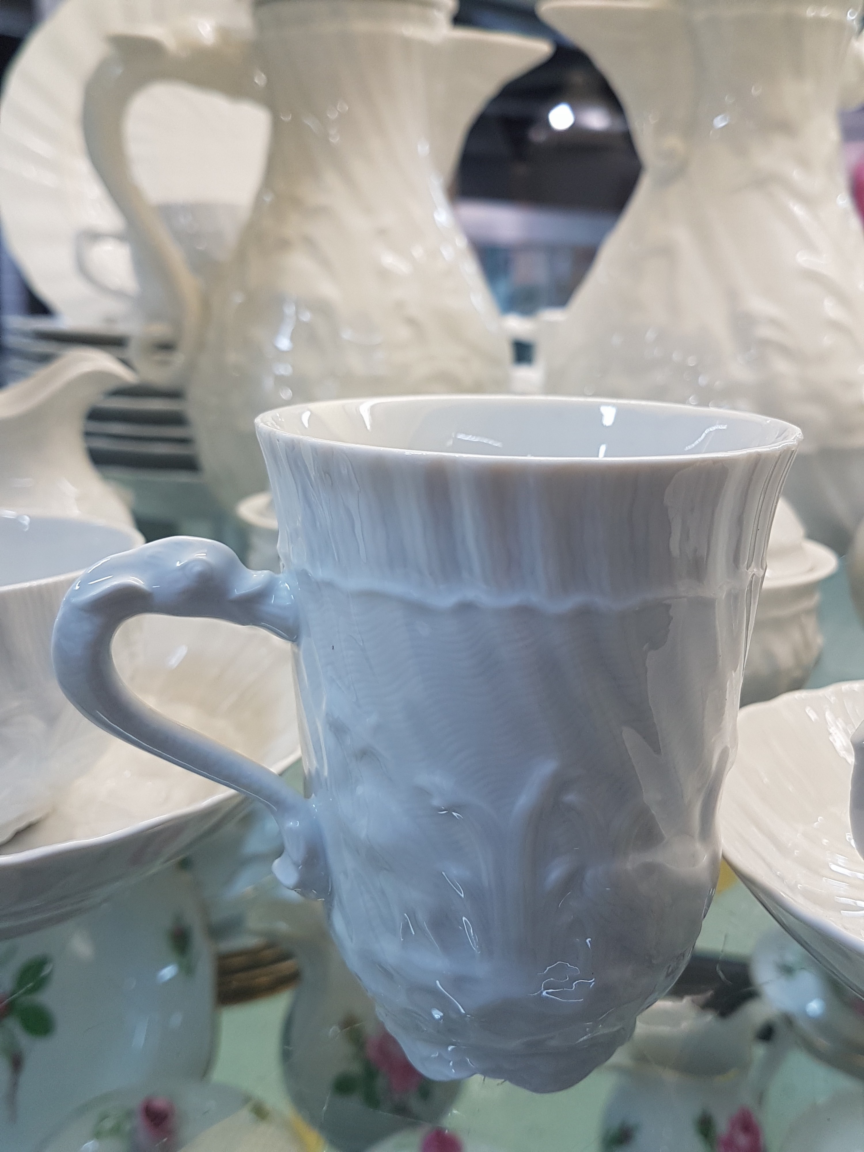 Detail e: Kaffeeservice, Meissen, 20. Jh., Schwanenservice weiß, 4 Glasurstriche, 2 Kannen, 2 Milchkännchen, 2 Zuckerdosen, 8 Tassen mit 8 Untertassen, 2 ...