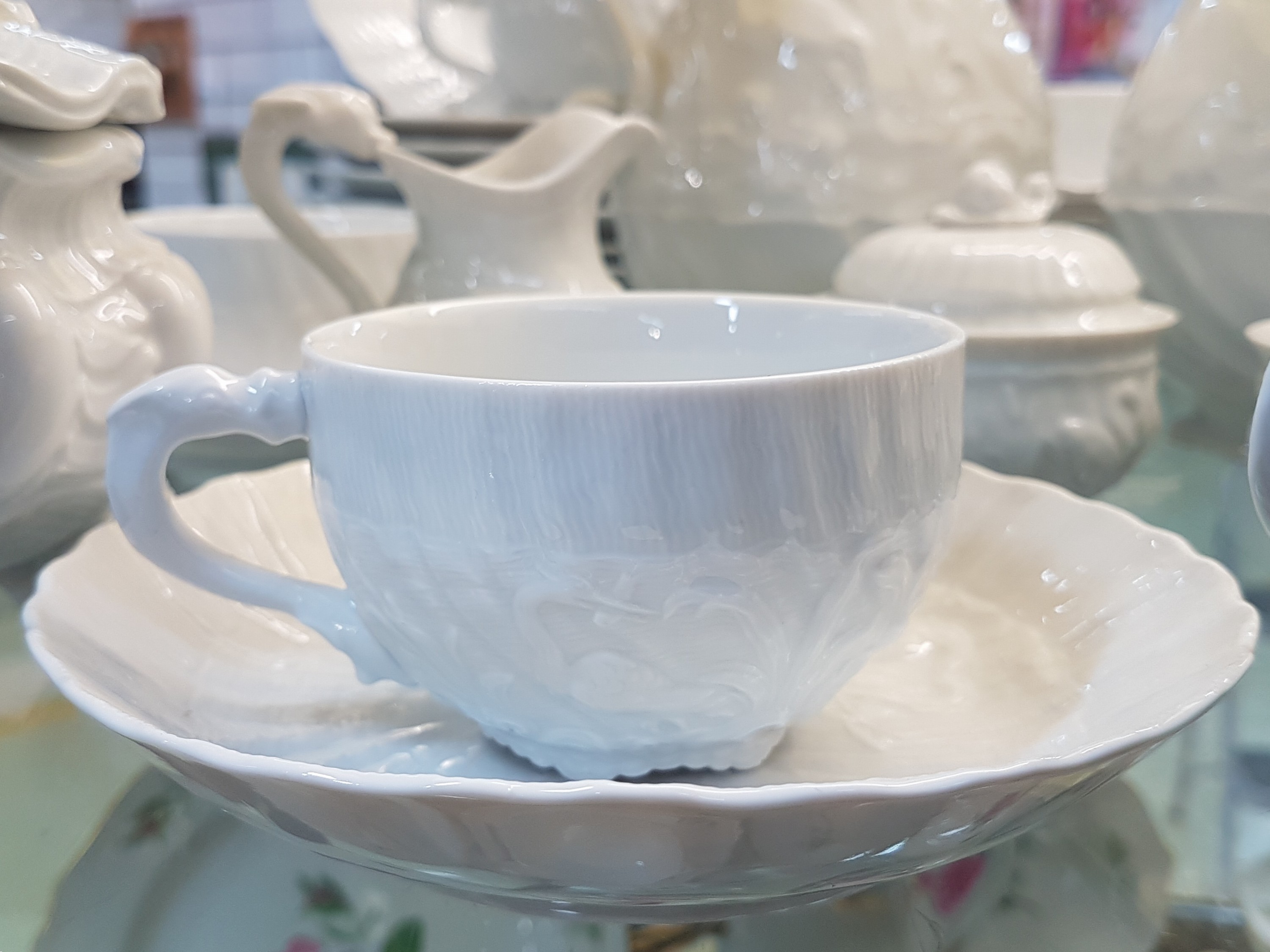 Detail f: Kaffeeservice, Meissen, 20. Jh., Schwanenservice weiß, 4 Glasurstriche, 2 Kannen, 2 Milchkännchen, 2 Zuckerdosen, 8 Tassen mit 8 Untertassen, 2 ...