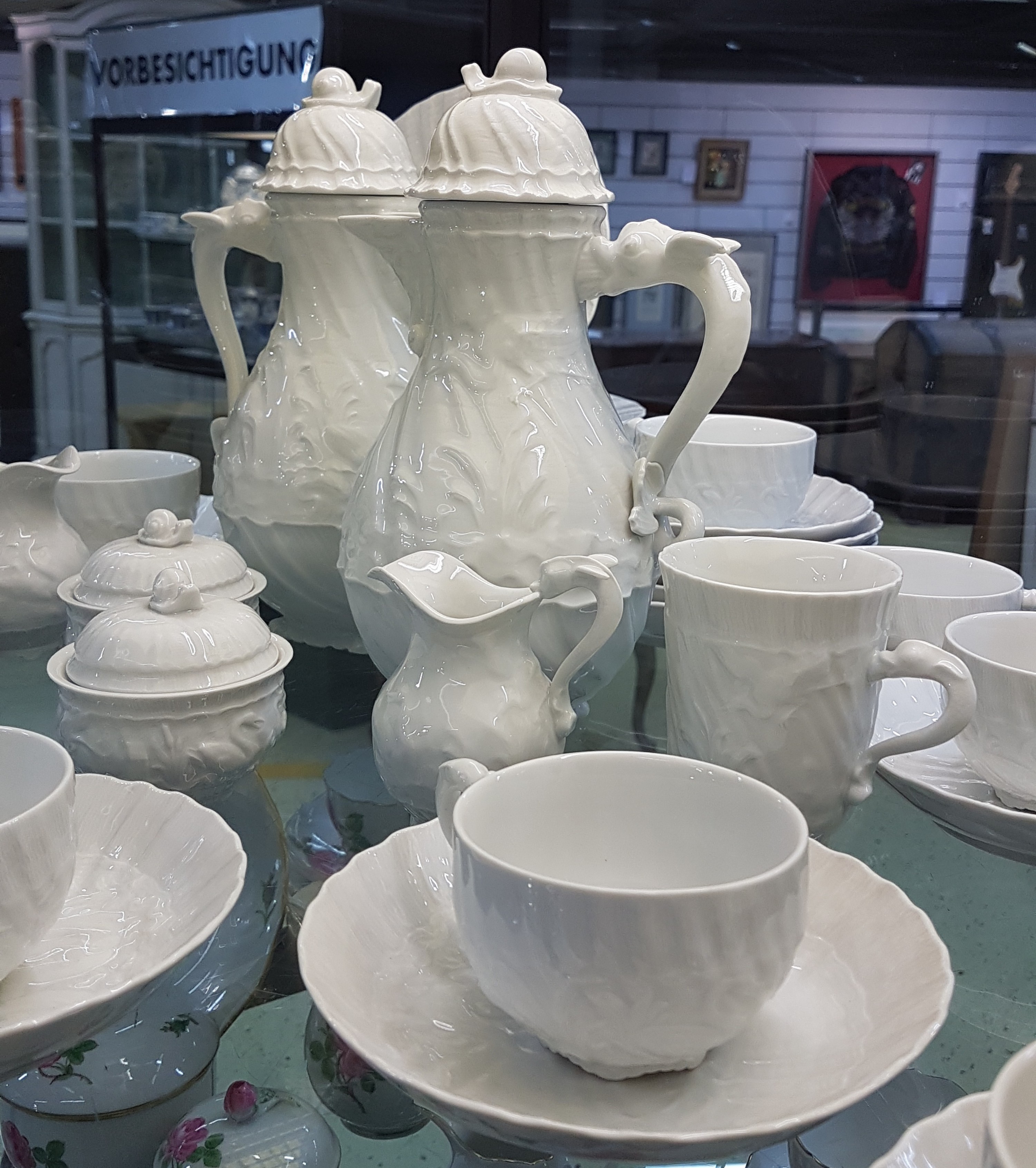 Detail g: Kaffeeservice, Meissen, 20. Jh., Schwanenservice weiß, 4 Glasurstriche, 2 Kannen, 2 Milchkännchen, 2 Zuckerdosen, 8 Tassen mit 8 Untertassen, 2 ...