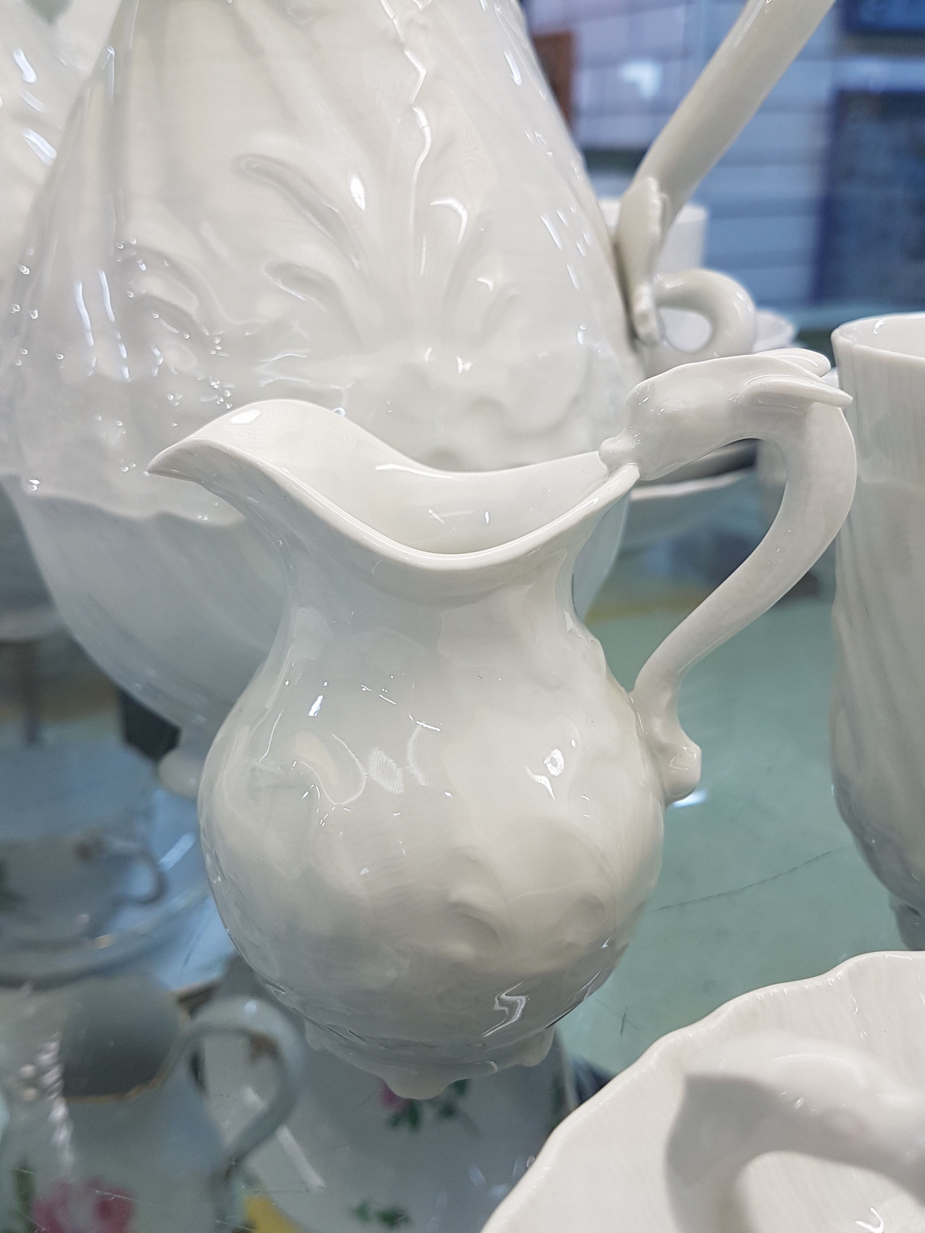 Detail h: Kaffeeservice, Meissen, 20. Jh., Schwanenservice weiß, 4 Glasurstriche, 2 Kannen, 2 Milchkännchen, 2 Zuckerdosen, 8 Tassen mit 8 Untertassen, 2 ...