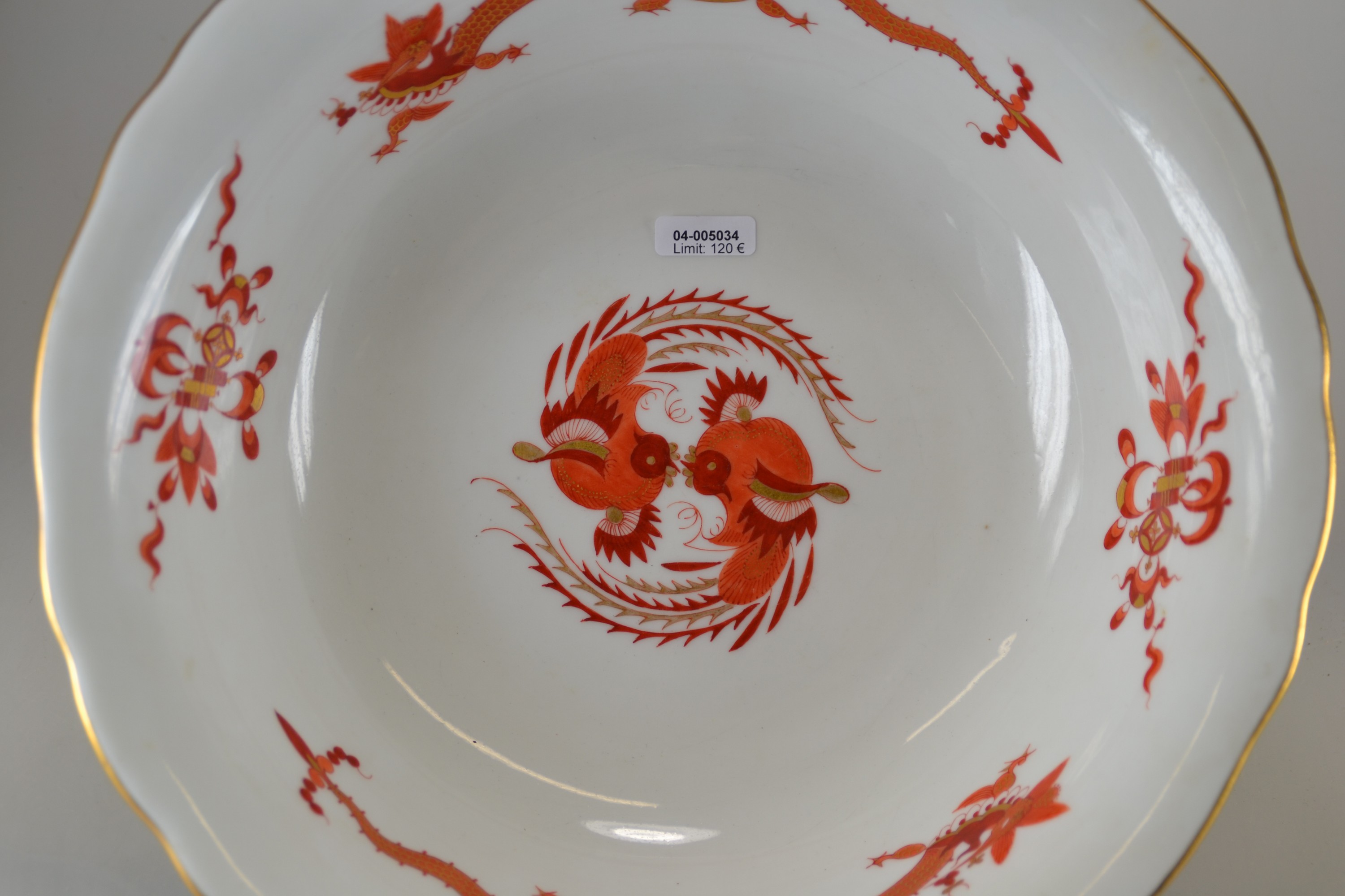 Detail a: Große runde Schale, Meissen, um 1900-1924, Porzellan, Dekor roter Hofdrache goldschattiert, Goldrand, H. ca. 8cm, D. ca. 28cm, leichte Gebr.spuren