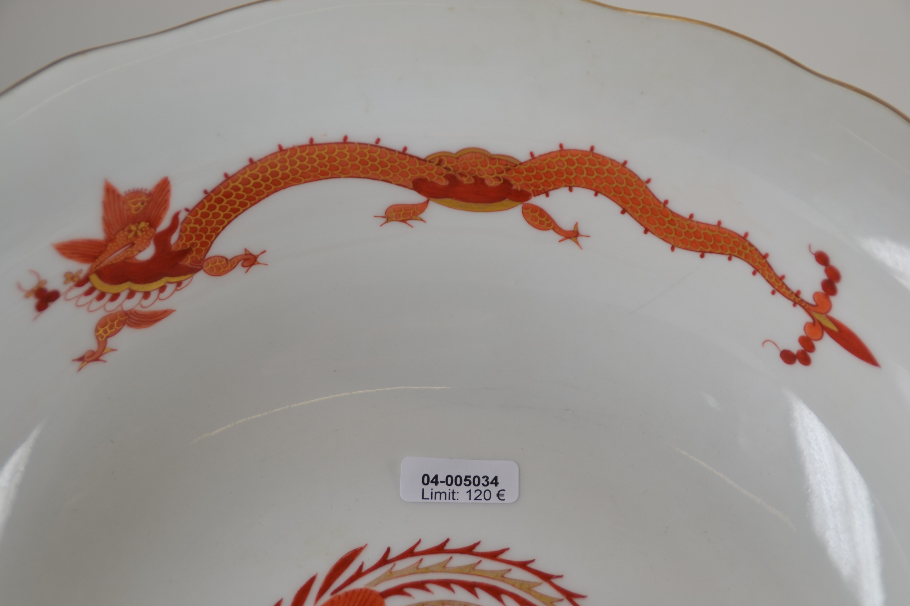 Detail b: Große runde Schale, Meissen, um 1900-1924, Porzellan, Dekor roter Hofdrache goldschattiert, Goldrand, H. ca. 8cm, D. ca. 28cm, leichte Gebr.spuren