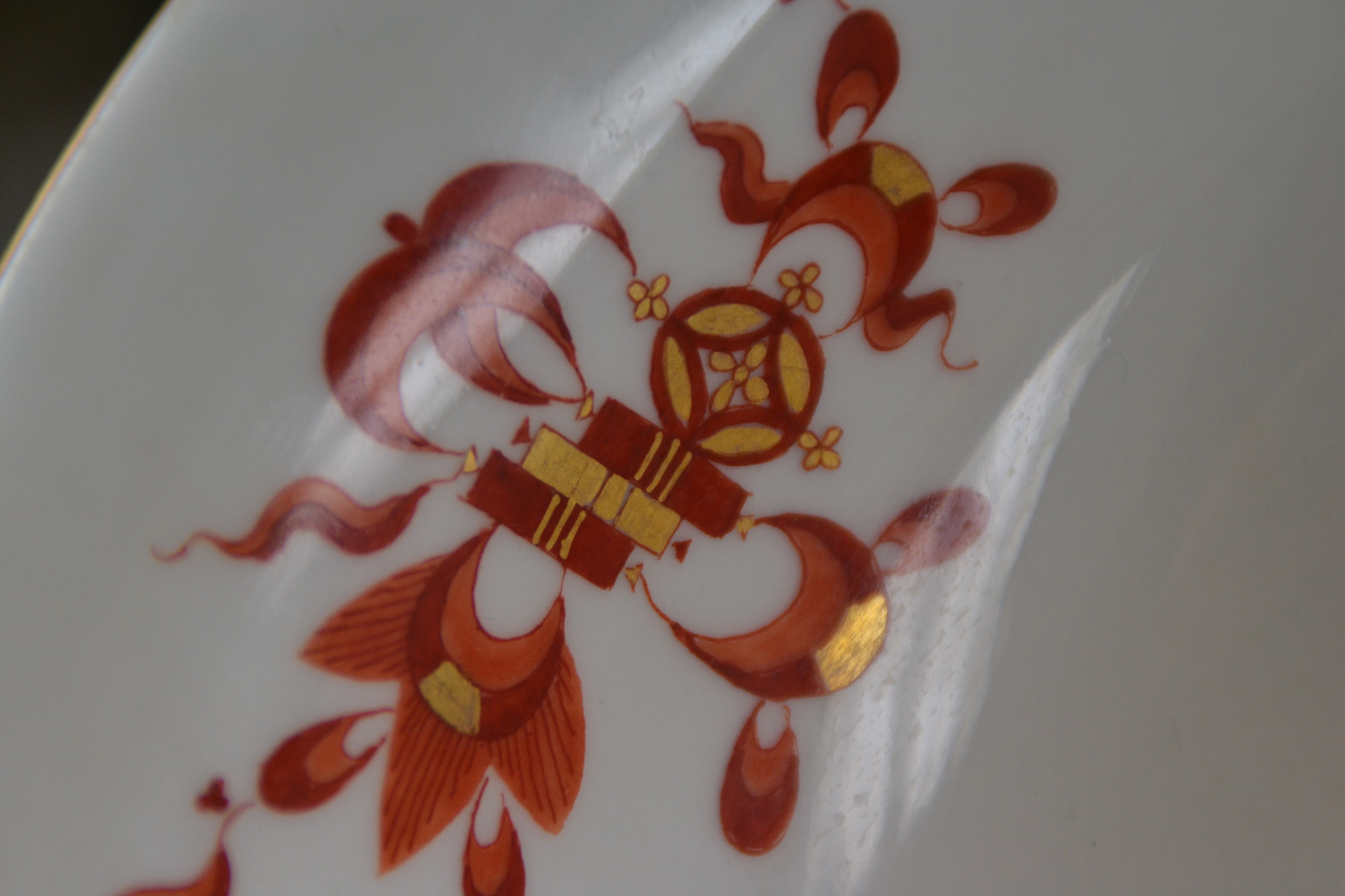 Detail c: Große runde Schale, Meissen, um 1900-1924, Porzellan, Dekor roter Hofdrache goldschattiert, Goldrand, H. ca. 8cm, D. ca. 28cm, leichte Gebr.spuren