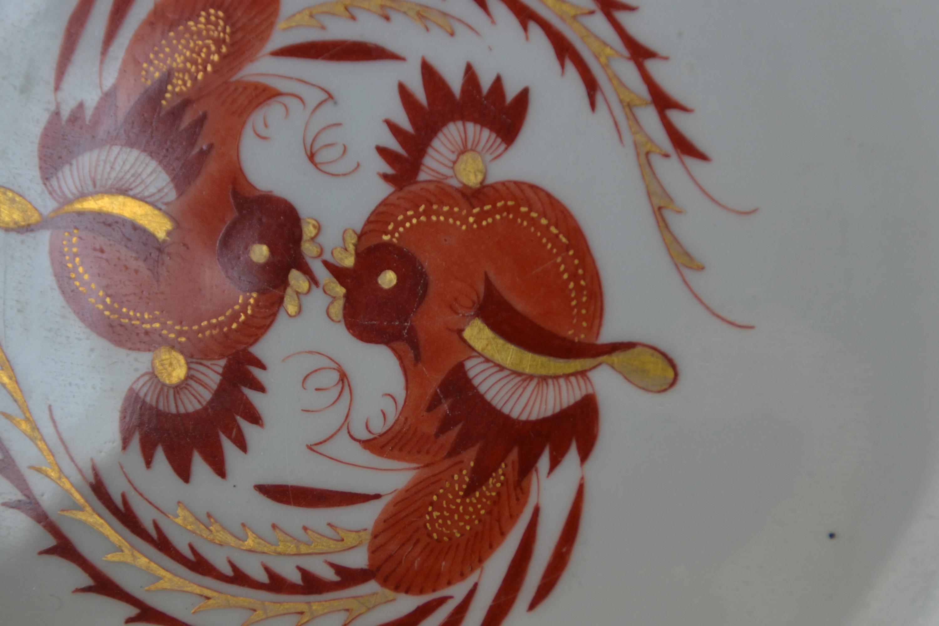 Detail d: Große runde Schale, Meissen, um 1900-1924, Porzellan, Dekor roter Hofdrache goldschattiert, Goldrand, H. ca. 8cm, D. ca. 28cm, leichte Gebr.spuren