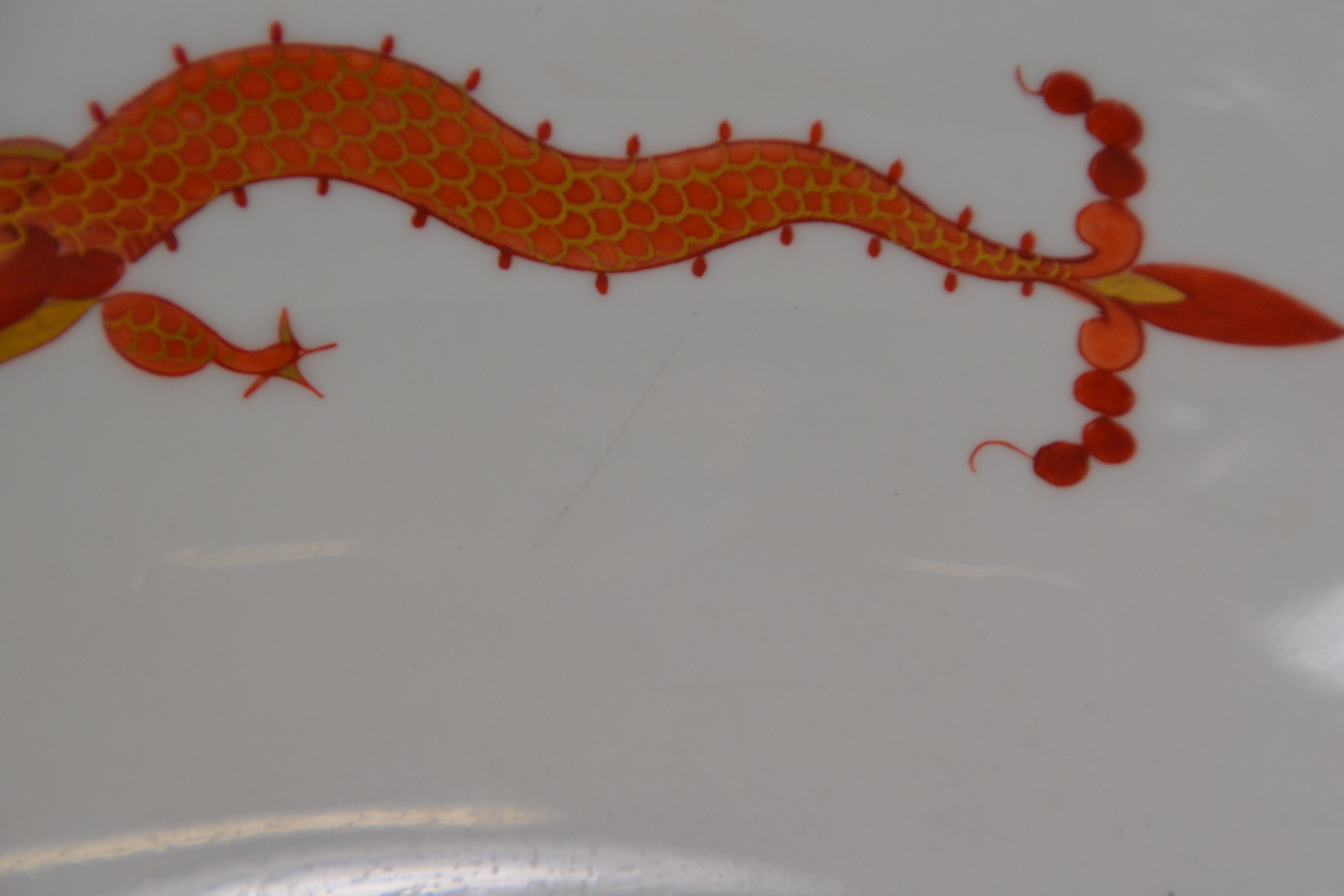 Detail e: Große runde Schale, Meissen, um 1900-1924, Porzellan, Dekor roter Hofdrache goldschattiert, Goldrand, H. ca. 8cm, D. ca. 28cm, leichte Gebr.spuren