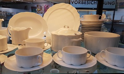 27070175a - Kaffee- und Speiseservice, Rosenthal, Modell Monbijou, weiß, Kaffeekanne, Zuckerdose, 2 ...