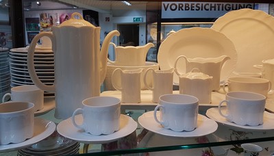 27070175d - Kaffee- und Speiseservice, Rosenthal, Modell Monbijou, weiß, Kaffeekanne, Zuckerdose, 2 ...