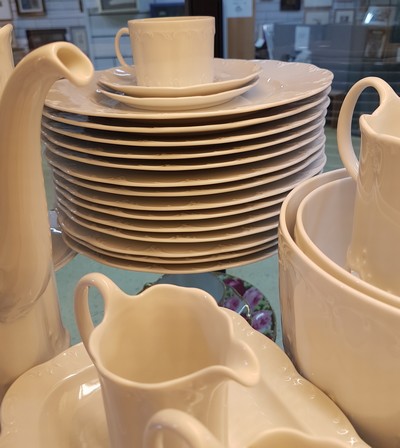 27070175h - Kaffee- und Speiseservice, Rosenthal, Modell Monbijou, weiß, Kaffeekanne, Zuckerdose, 2 ...