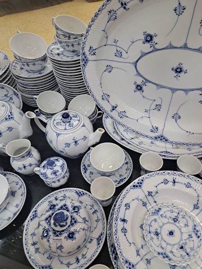 27070178d - Kaffee- und Speiseservice, Kgl. Kopenhagen, Modell Musselmalet Halbspitze, blaue Malerei ...