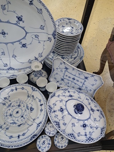 27070178e - Kaffee- und Speiseservice, Kgl. Kopenhagen, Modell Musselmalet Halbspitze, blaue Malerei ...