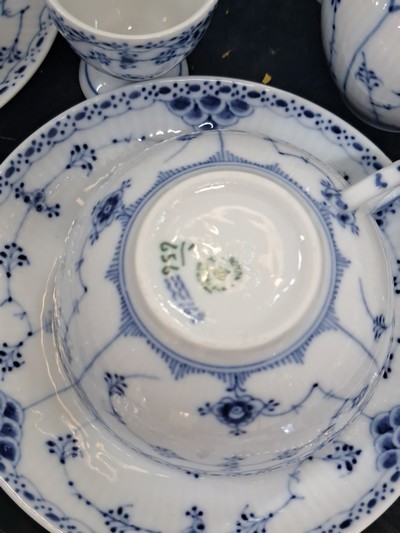 27070178g - Kaffee- und Speiseservice, Kgl. Kopenhagen, Modell Musselmalet Halbspitze, blaue Malerei ...