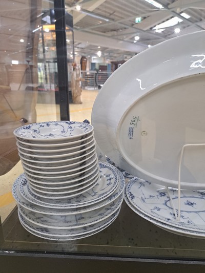 27070178k - Kaffee- und Speiseservice, Kgl. Kopenhagen, Modell Musselmalet Halbspitze, blaue Malerei ...