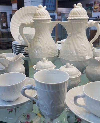 27070193a - Kaffeeservice, Meissen, 20. Jh., Schwanenservice weiß, 4 Glasurstriche, 2 Kannen, 2 ...