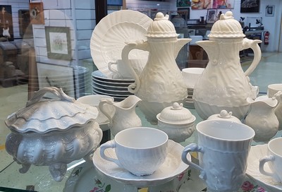 27070193b - Kaffeeservice, Meissen, 20. Jh., Schwanenservice weiß, 4 Glasurstriche, 2 Kannen, 2 ...