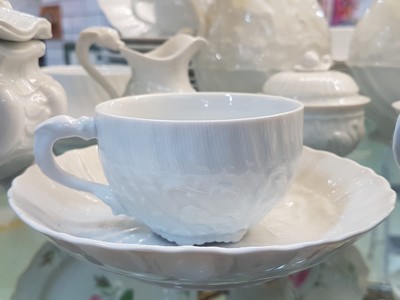 27070193f - Kaffeeservice, Meissen, 20. Jh., Schwanenservice weiß, 4 Glasurstriche, 2 Kannen, 2 ...