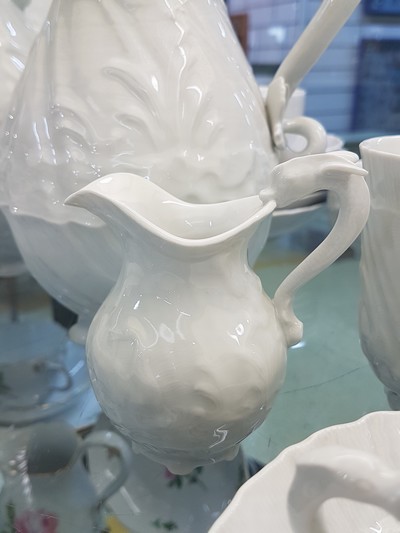 27070193h - Kaffeeservice, Meissen, 20. Jh., Schwanenservice weiß, 4 Glasurstriche, 2 Kannen, 2 ...