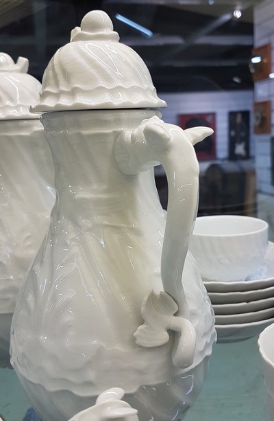 27070193i - Kaffeeservice, Meissen, 20. Jh., Schwanenservice weiß, 4 Glasurstriche, 2 Kannen, 2 ...