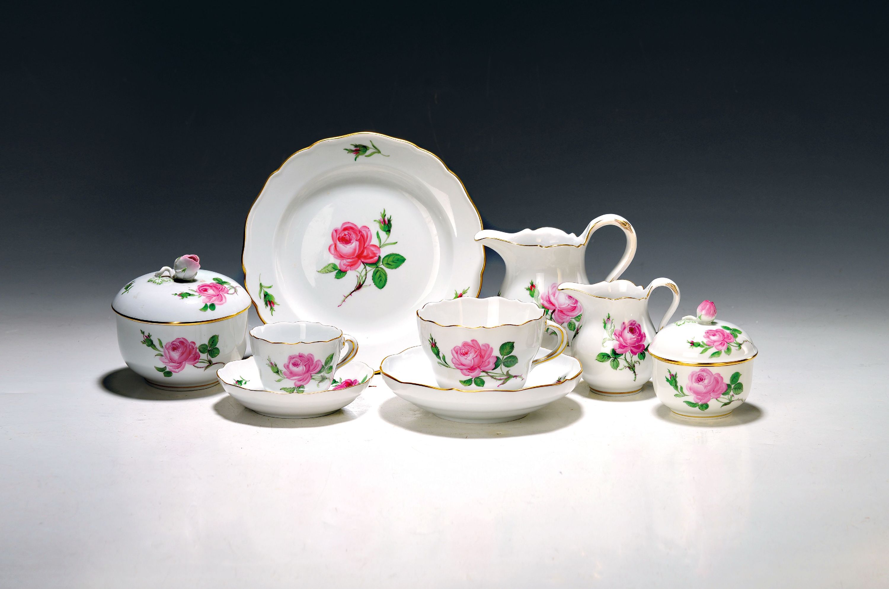 Image 27070267 - Kaffeeservice, Meissen, 20. Jh., 1. und 2. Wahl, Dekor rote Rose, Goldrand, 5 Tassen mit ...