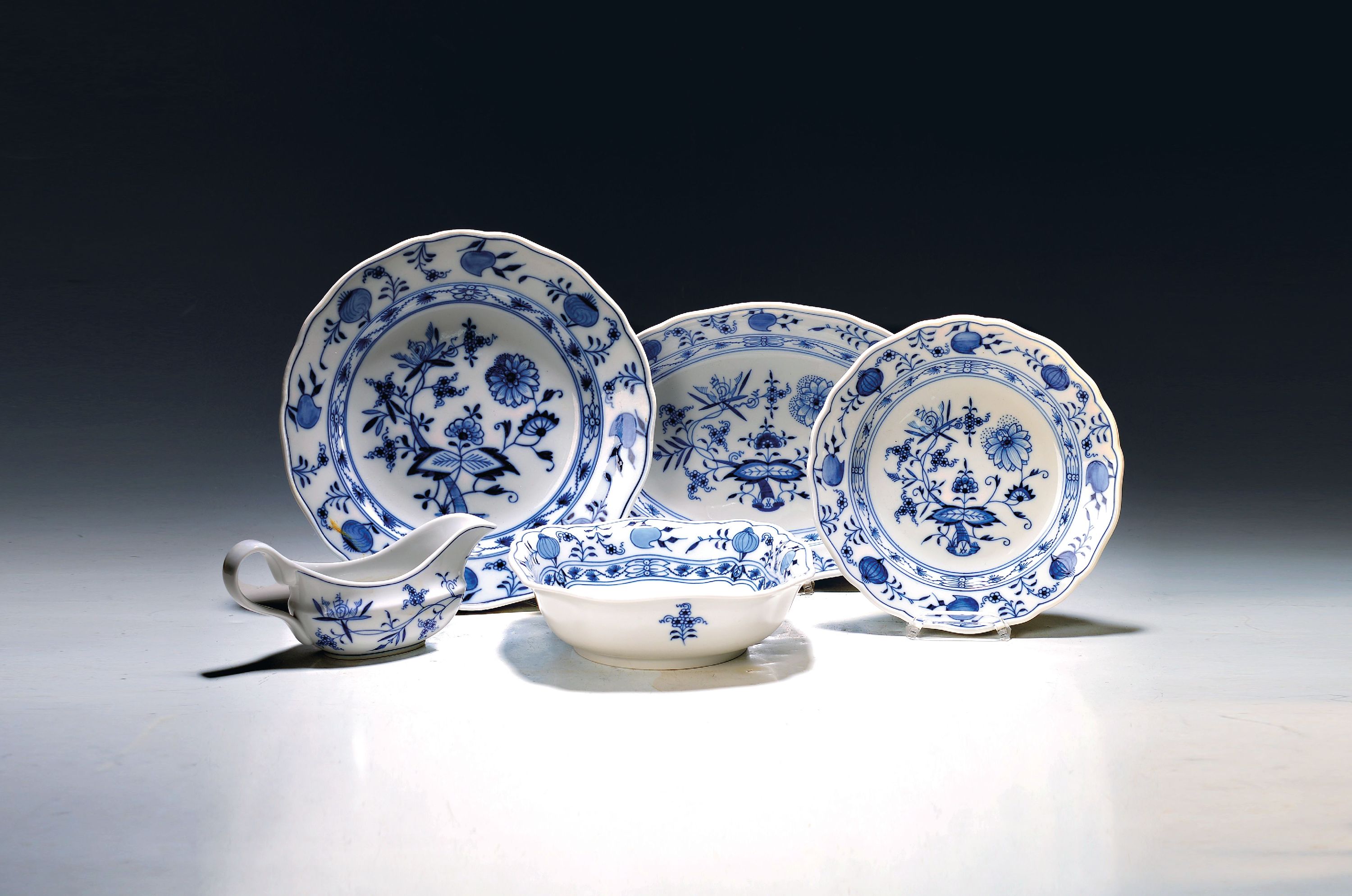 Image 27070270 - Speiseservice, Meissen, 20. Jh., 1. und 2. Wahl, blaues Zwiebelmuster unter der Glasur, ...