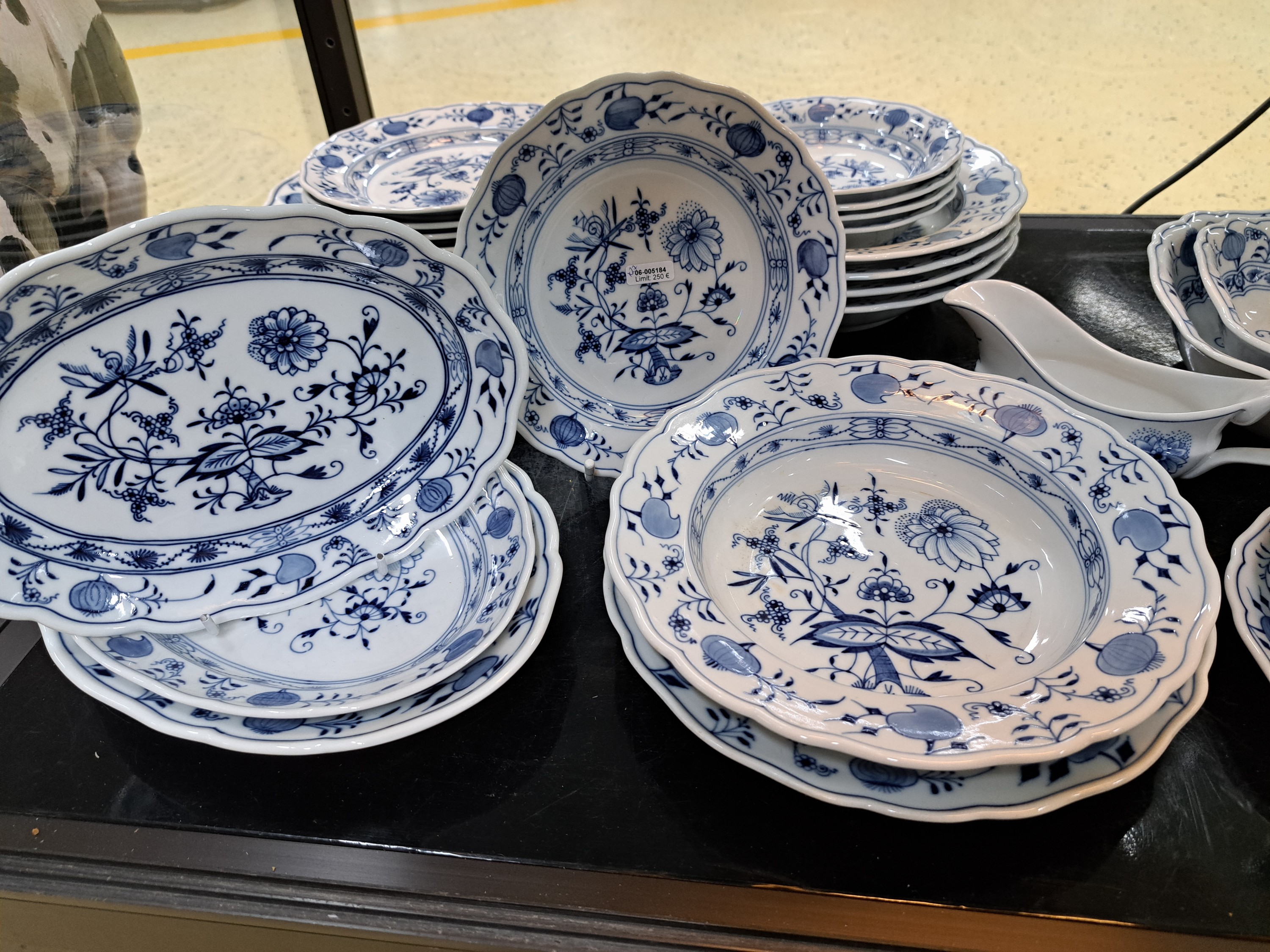 Detail a: Speiseservice, Meissen, 20. Jh., 1. und 2. Wahl, blaues Zwiebelmuster unter der Glasur, 6 flache Teller, 5 Suppenteller, 6 Vorspeiseteller, 5 Salat- ...
