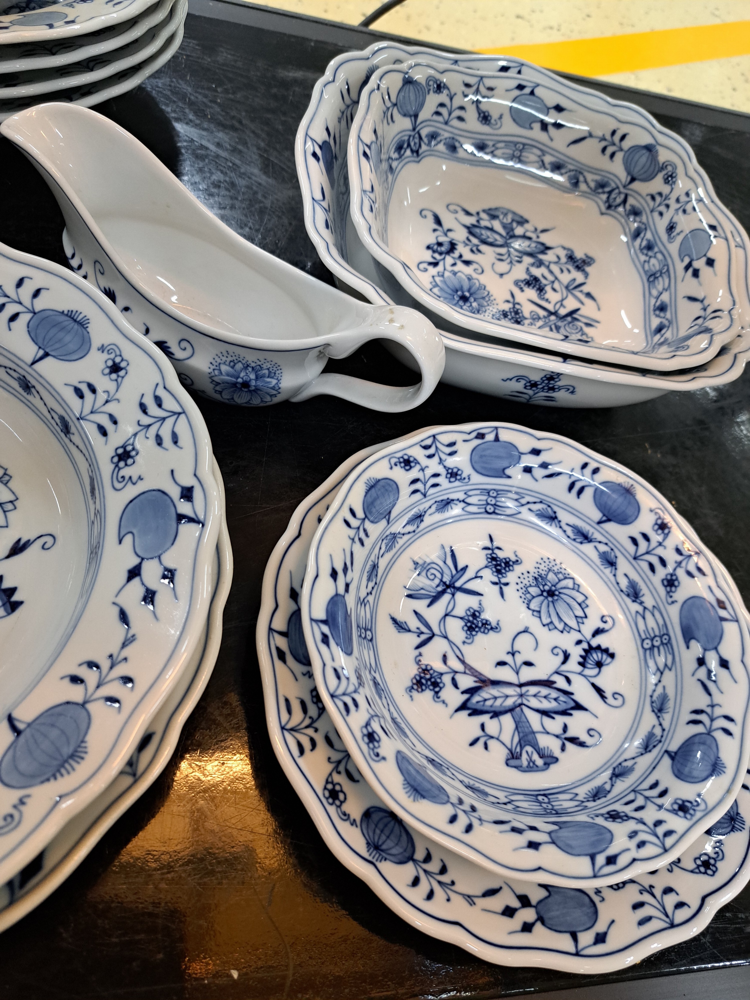 Detail b: Speiseservice, Meissen, 20. Jh., 1. und 2. Wahl, blaues Zwiebelmuster unter der Glasur, 6 flache Teller, 5 Suppenteller, 6 Vorspeiseteller, 5 Salat- ...