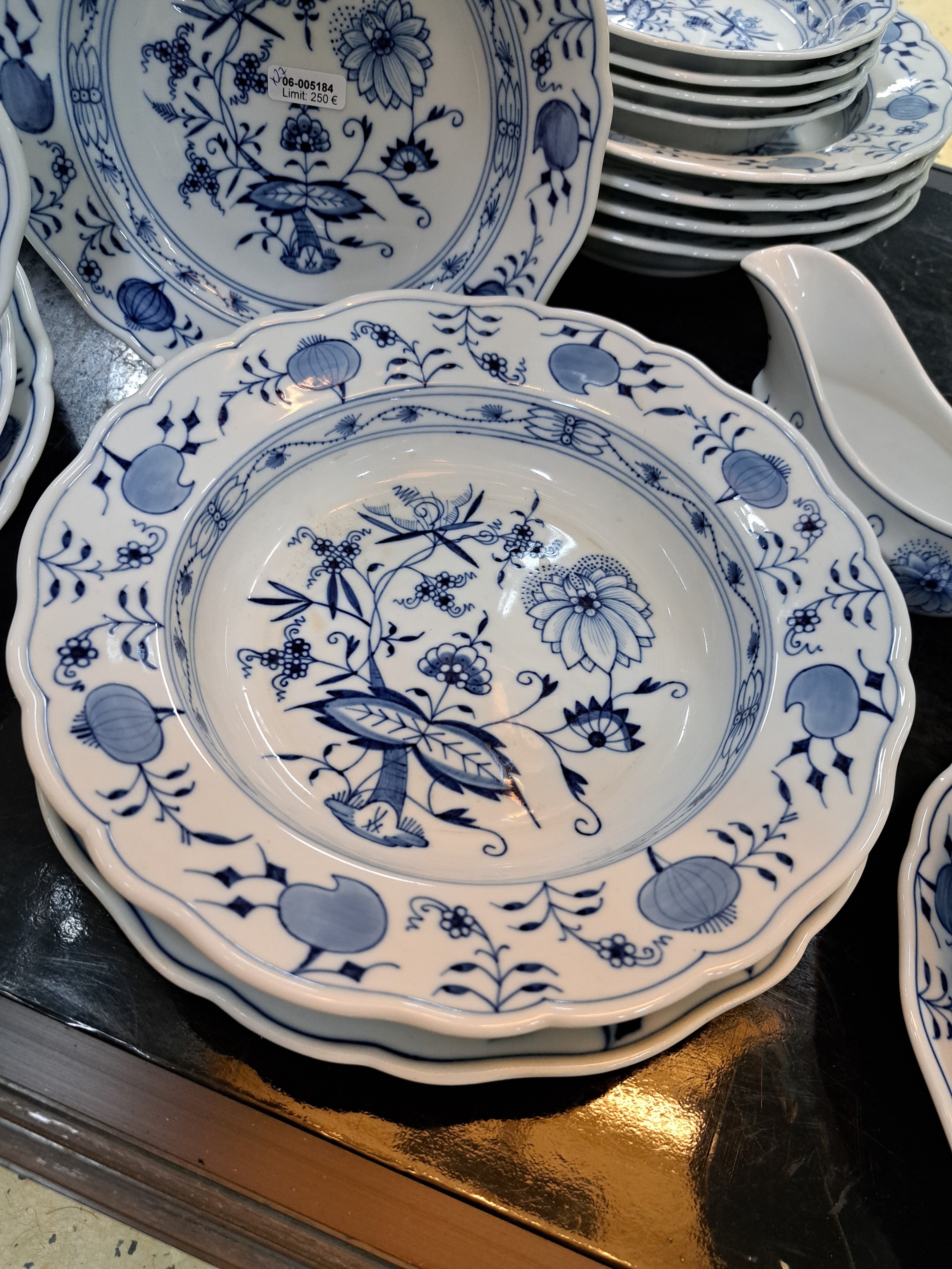 Detail c: Speiseservice, Meissen, 20. Jh., 1. und 2. Wahl, blaues Zwiebelmuster unter der Glasur, 6 flache Teller, 5 Suppenteller, 6 Vorspeiseteller, 5 Salat- ...