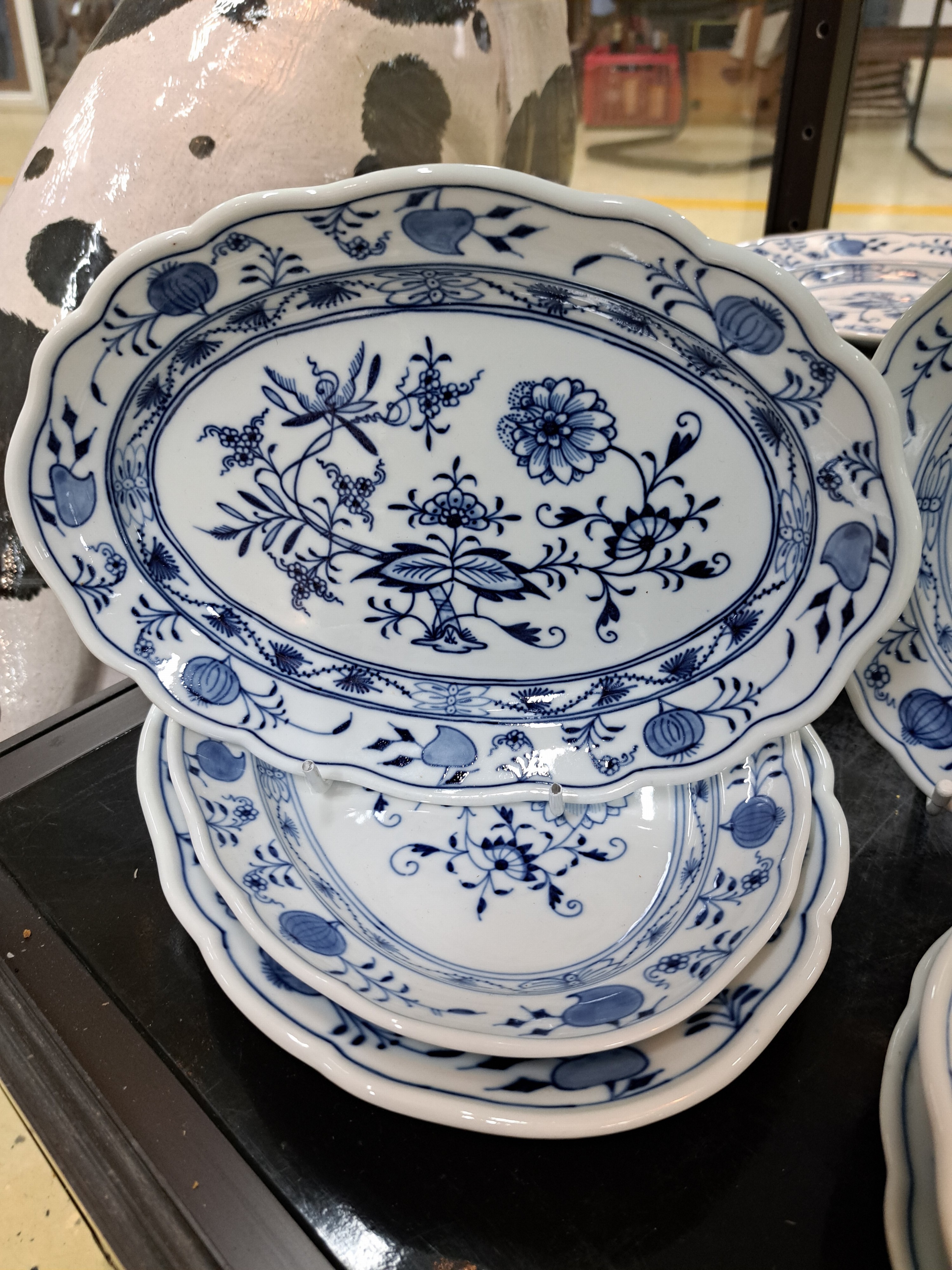 Detail d: Speiseservice, Meissen, 20. Jh., 1. und 2. Wahl, blaues Zwiebelmuster unter der Glasur, 6 flache Teller, 5 Suppenteller, 6 Vorspeiseteller, 5 Salat- ...