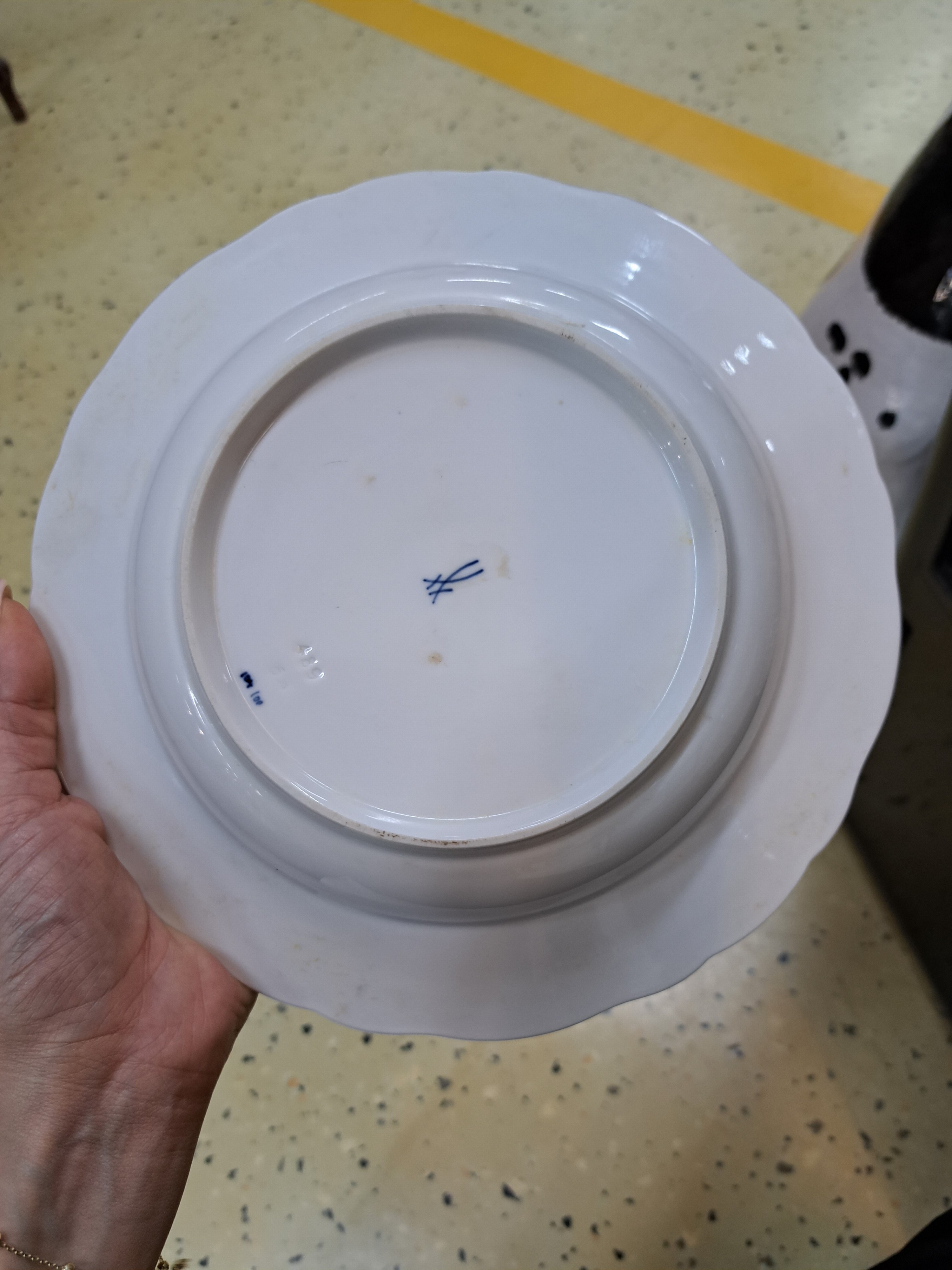 Detail e: Speiseservice, Meissen, 20. Jh., 1. und 2. Wahl, blaues Zwiebelmuster unter der Glasur, 6 flache Teller, 5 Suppenteller, 6 Vorspeiseteller, 5 Salat- ...