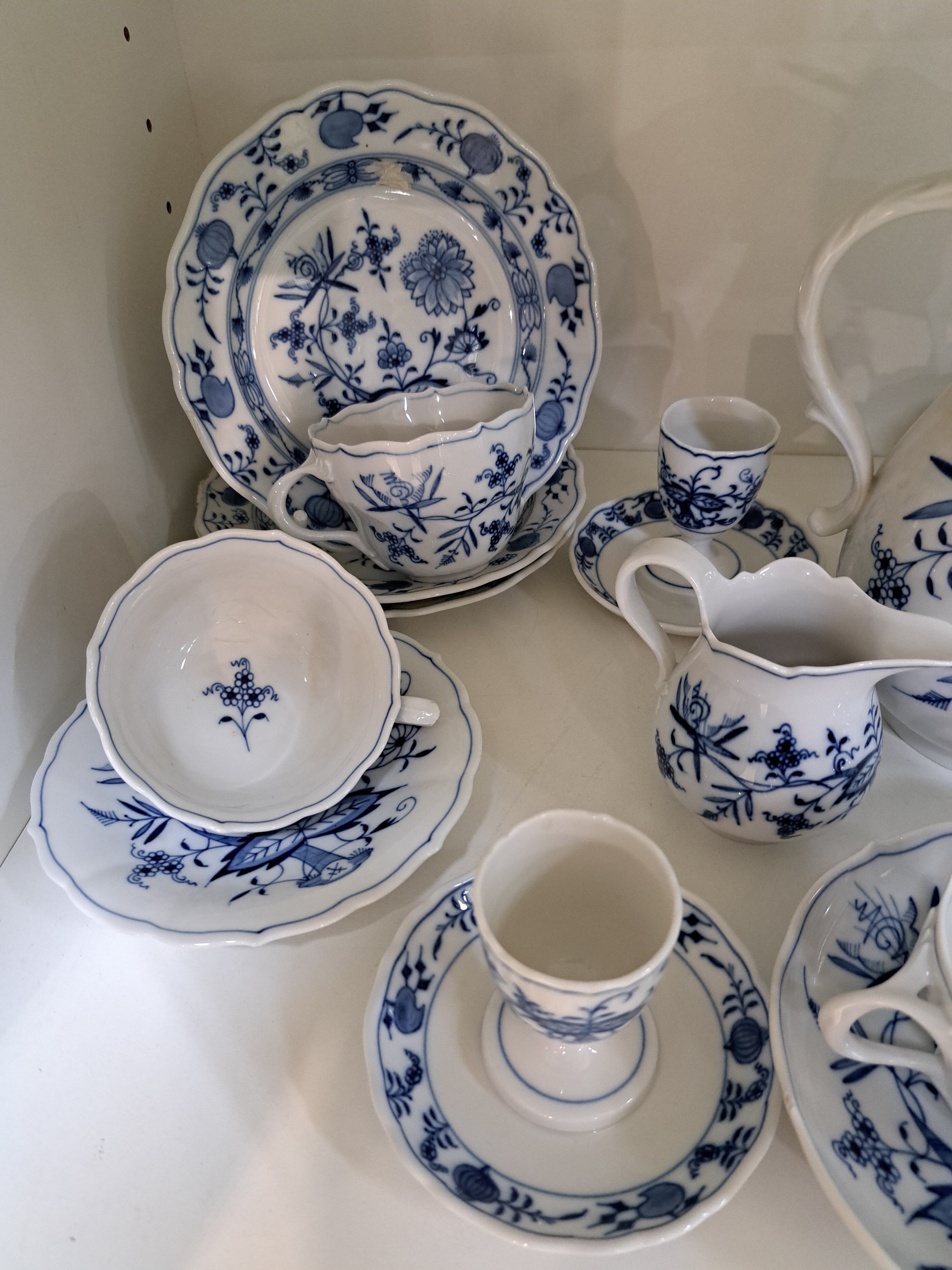 Detail a: Frühstückservice, Meissen, 20. Jh., blaues Zwiebelmuster unter der Glasur, Kaffeekanne, Zuckerdose, Milchkännchen, 4 Tassen mit 5 Untertassen, 3 ...