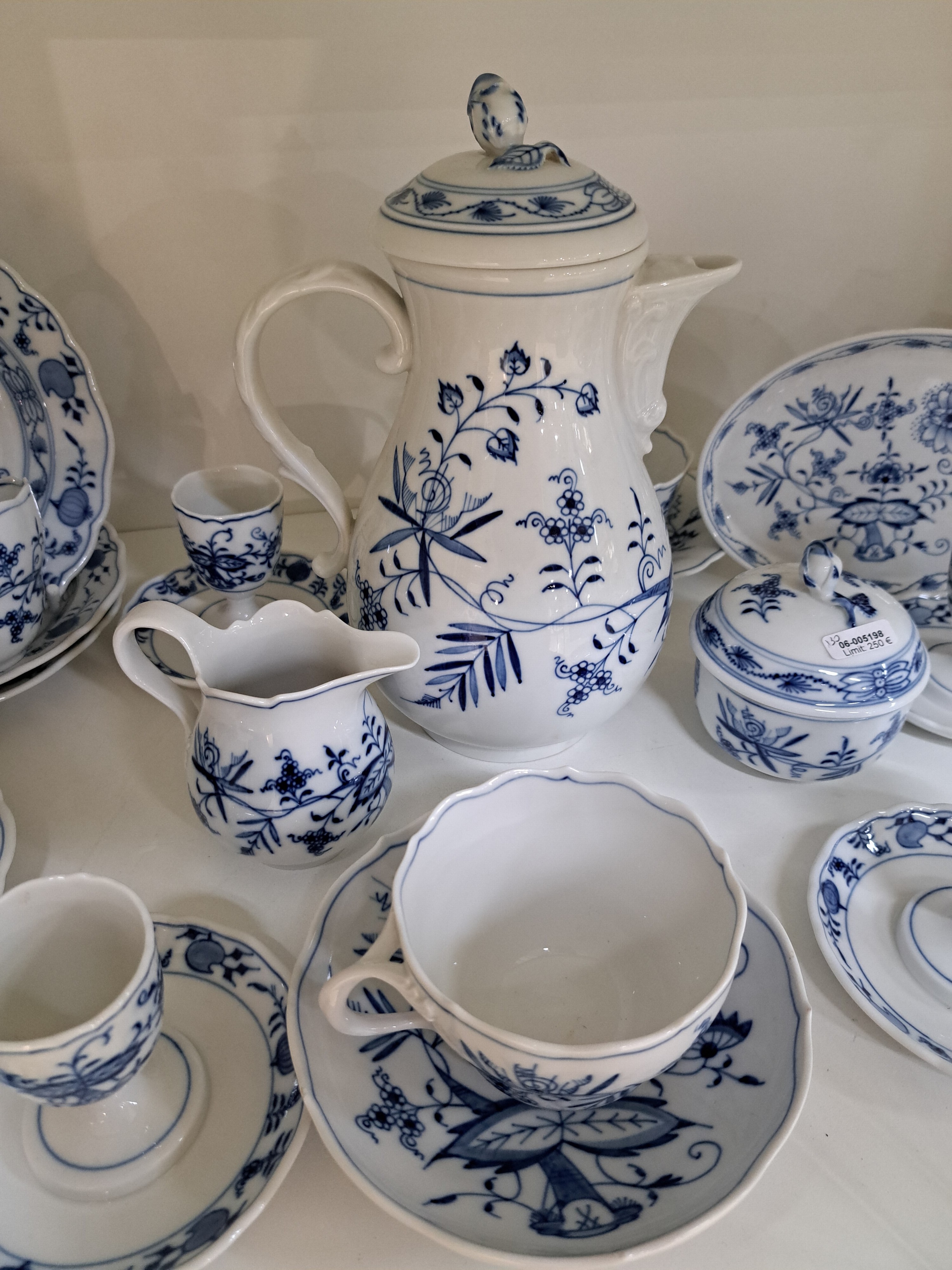 Detail b: Frühstückservice, Meissen, 20. Jh., blaues Zwiebelmuster unter der Glasur, Kaffeekanne, Zuckerdose, Milchkännchen, 4 Tassen mit 5 Untertassen, 3 ...