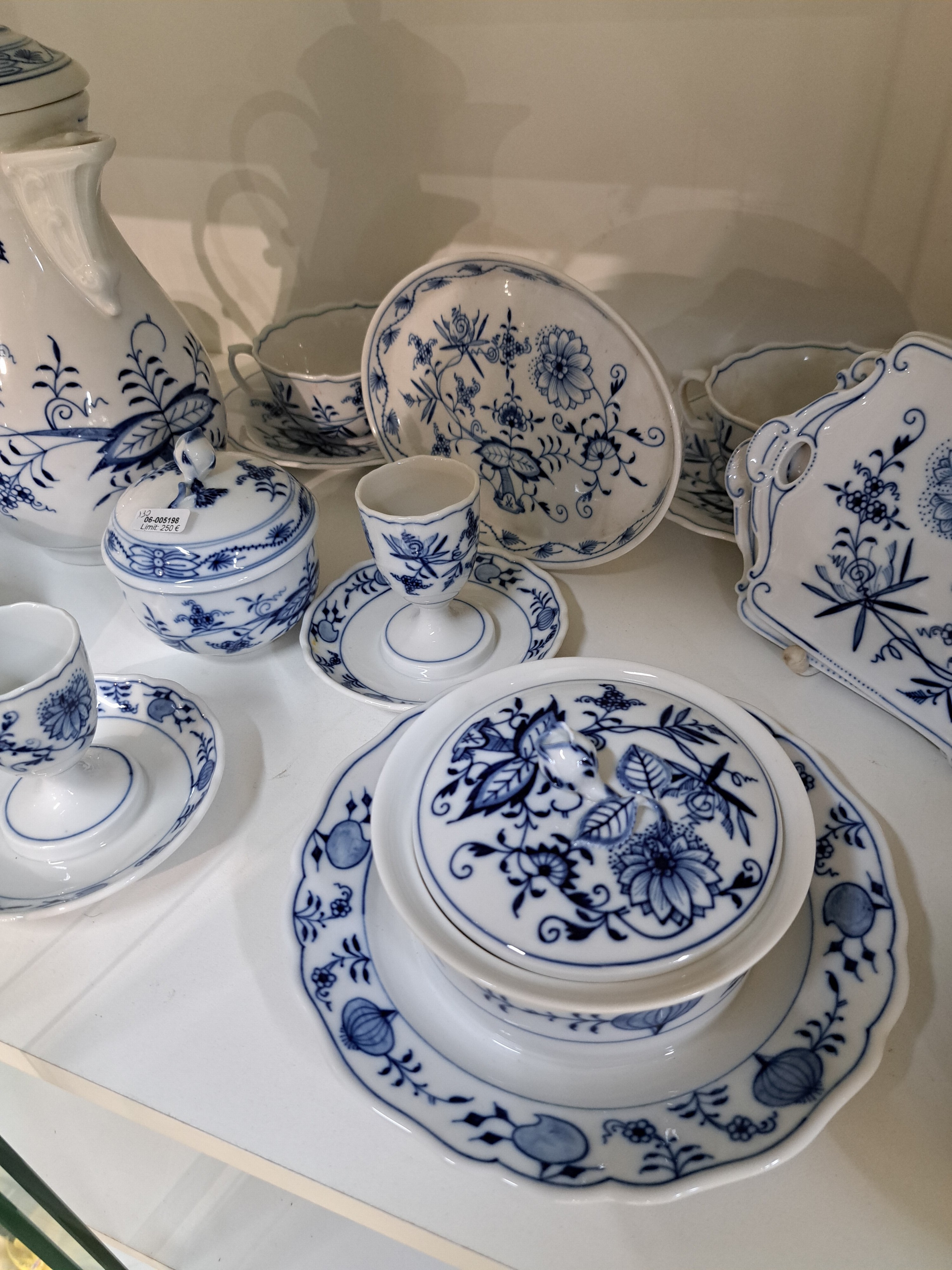 Detail c: Frühstückservice, Meissen, 20. Jh., blaues Zwiebelmuster unter der Glasur, Kaffeekanne, Zuckerdose, Milchkännchen, 4 Tassen mit 5 Untertassen, 3 ...