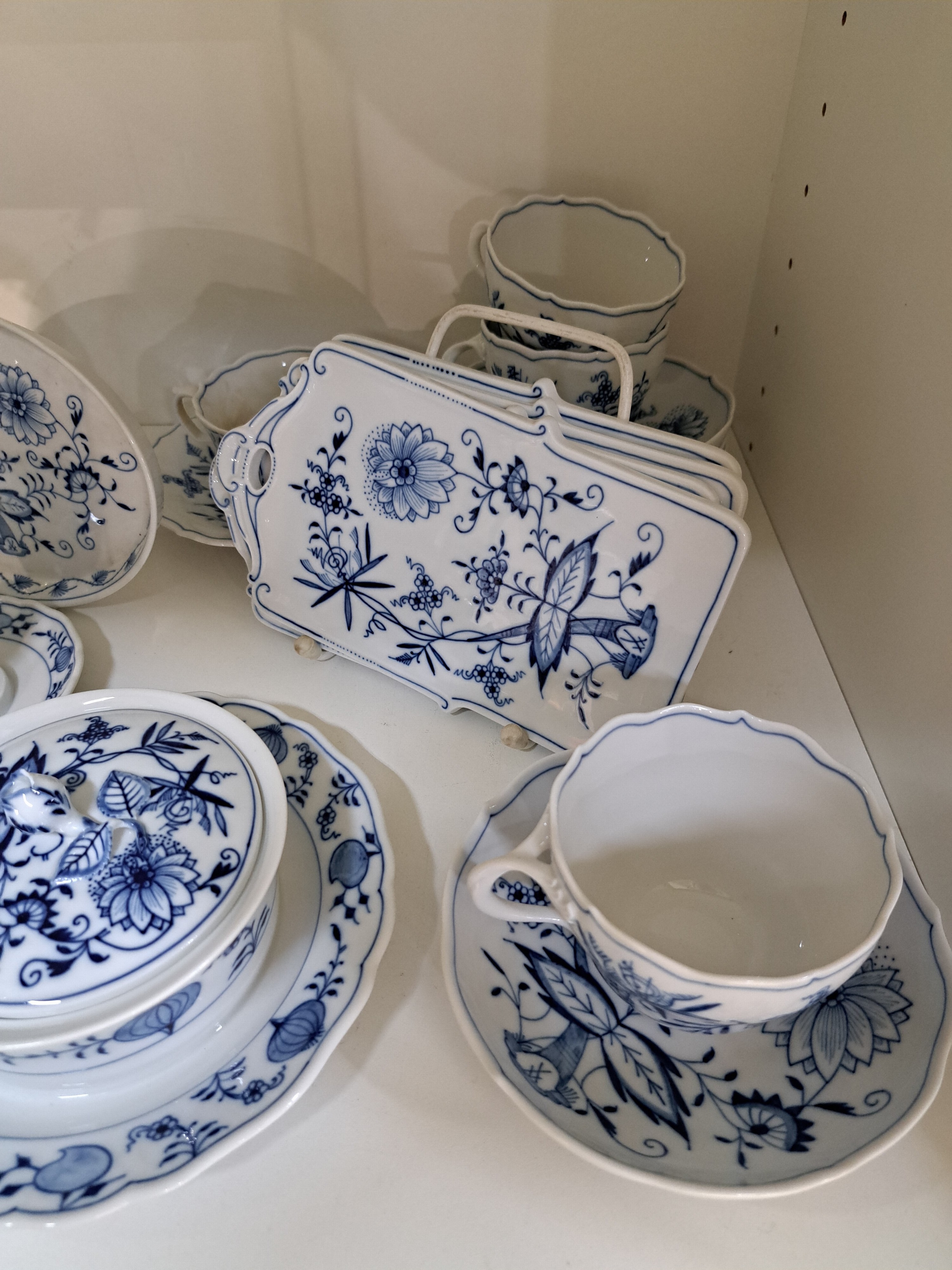 Detail d: Frühstückservice, Meissen, 20. Jh., blaues Zwiebelmuster unter der Glasur, Kaffeekanne, Zuckerdose, Milchkännchen, 4 Tassen mit 5 Untertassen, 3 ...
