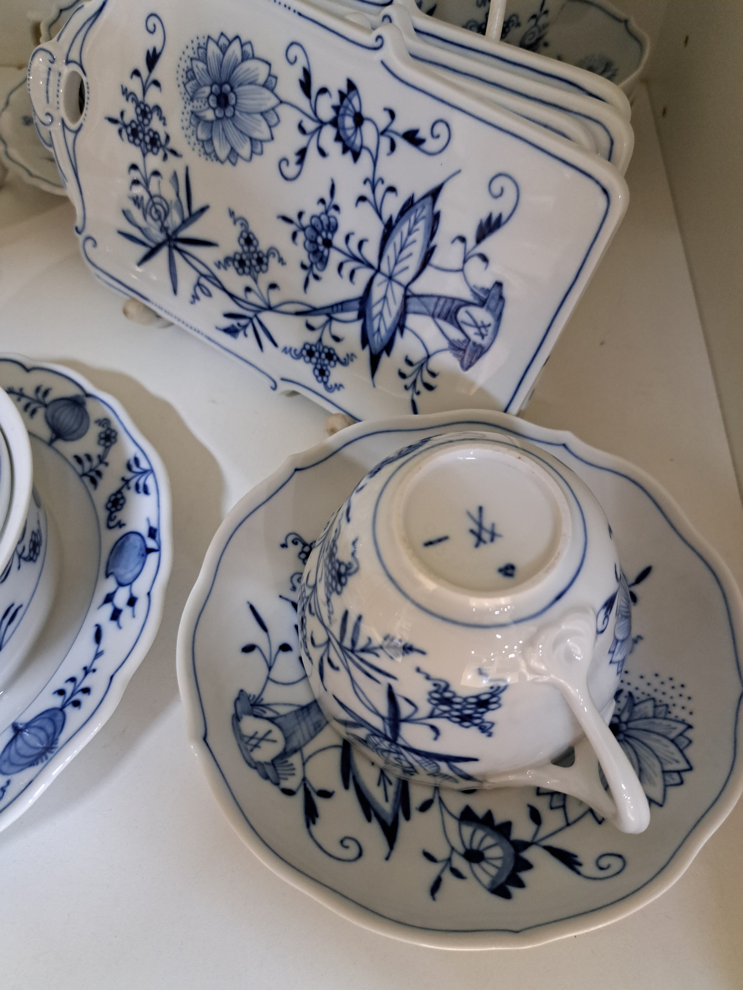 Detail e: Frühstückservice, Meissen, 20. Jh., blaues Zwiebelmuster unter der Glasur, Kaffeekanne, Zuckerdose, Milchkännchen, 4 Tassen mit 5 Untertassen, 3 ...