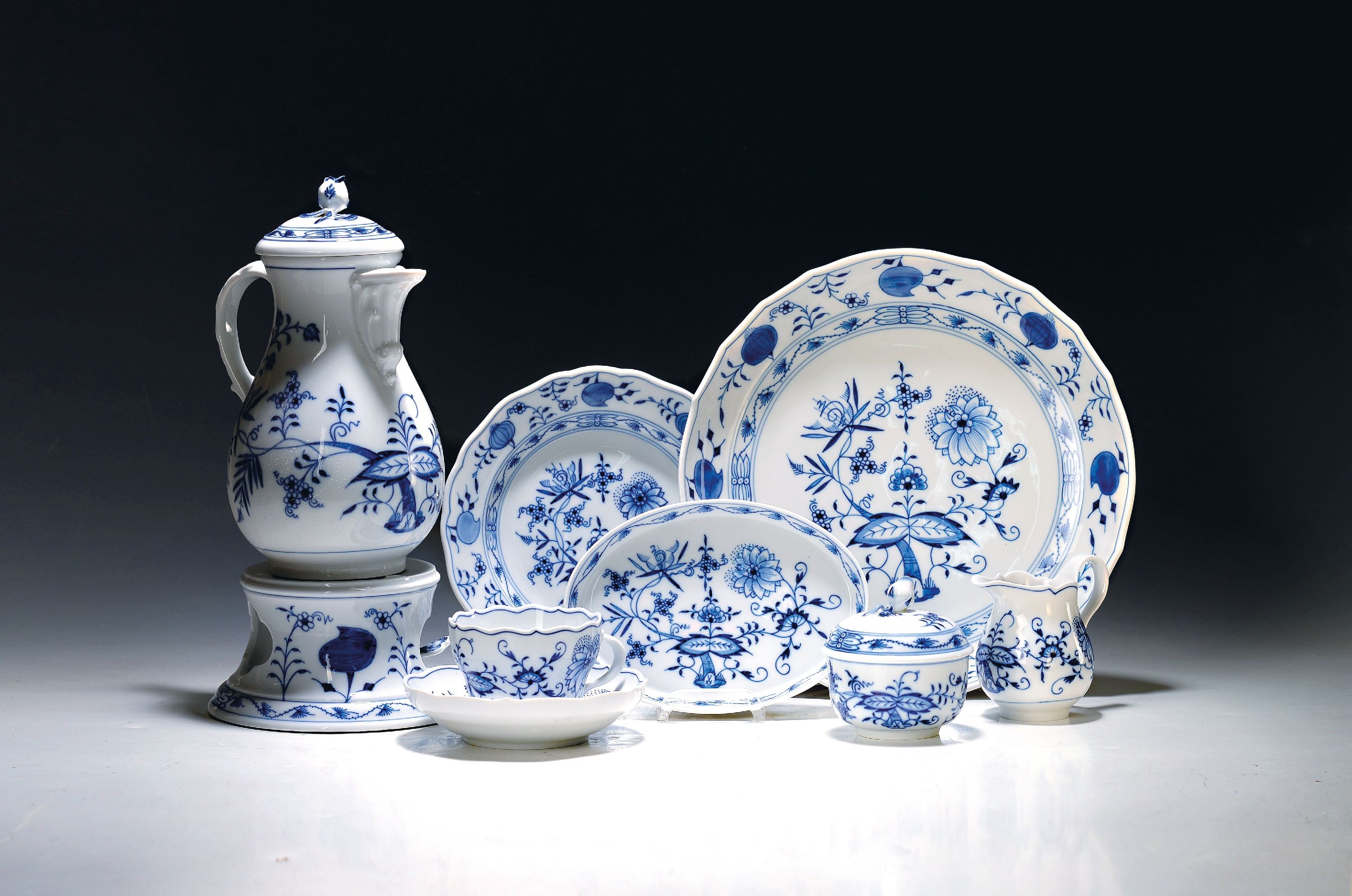 Image 27070273 - Kaffeeservice, Meissen, 20. Jh., blaues Zwiebelmuster unter der Glasur, 2 Kaffeekannen, ...