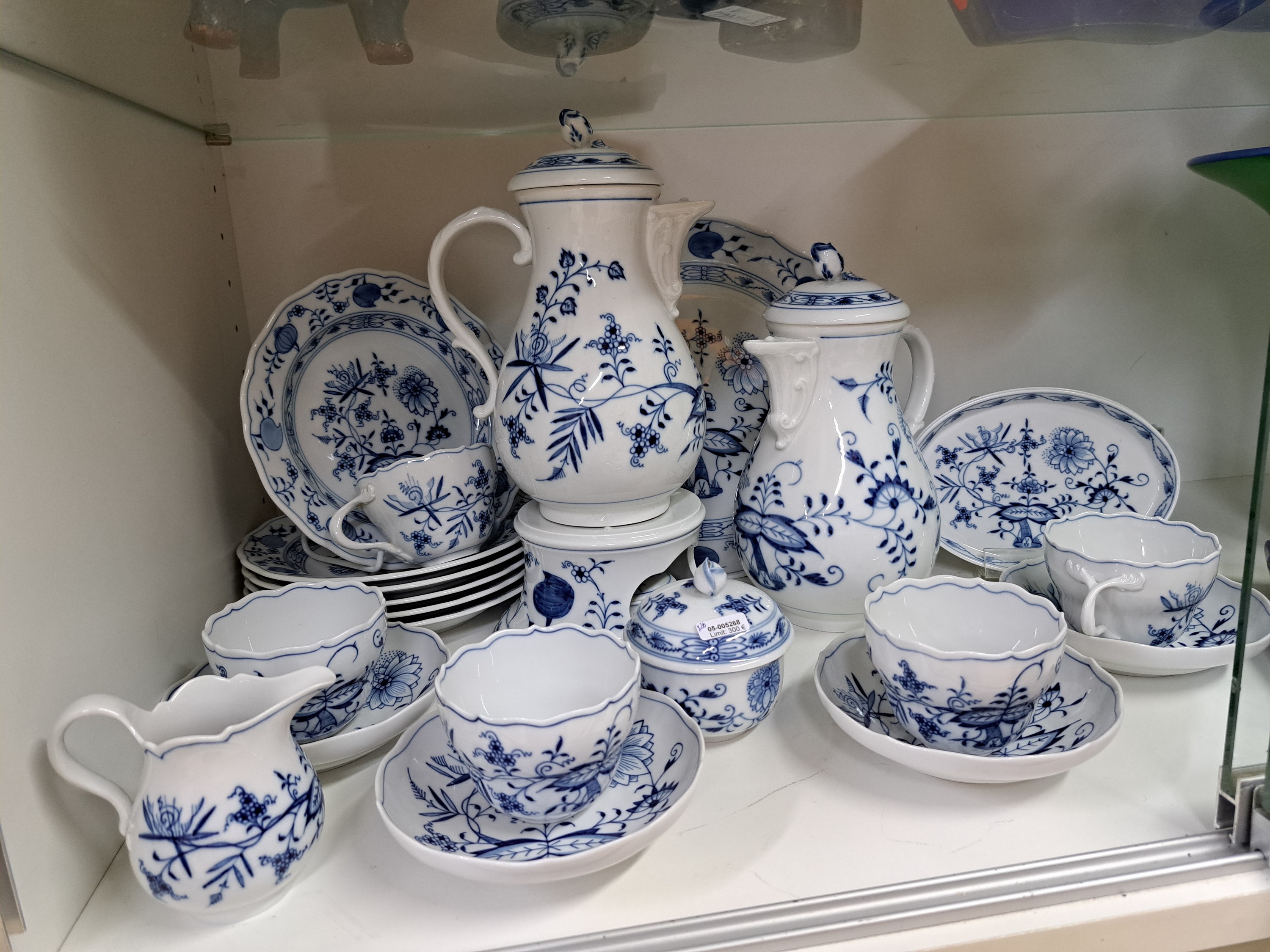 Detail a: Kaffeeservice, Meissen, 20. Jh., blaues Zwiebelmuster unter der Glasur, 2 Kaffeekannen, ein Stövchen mit Brenner, Zuckerdose, Sahnegießer, 6 Tassen ...