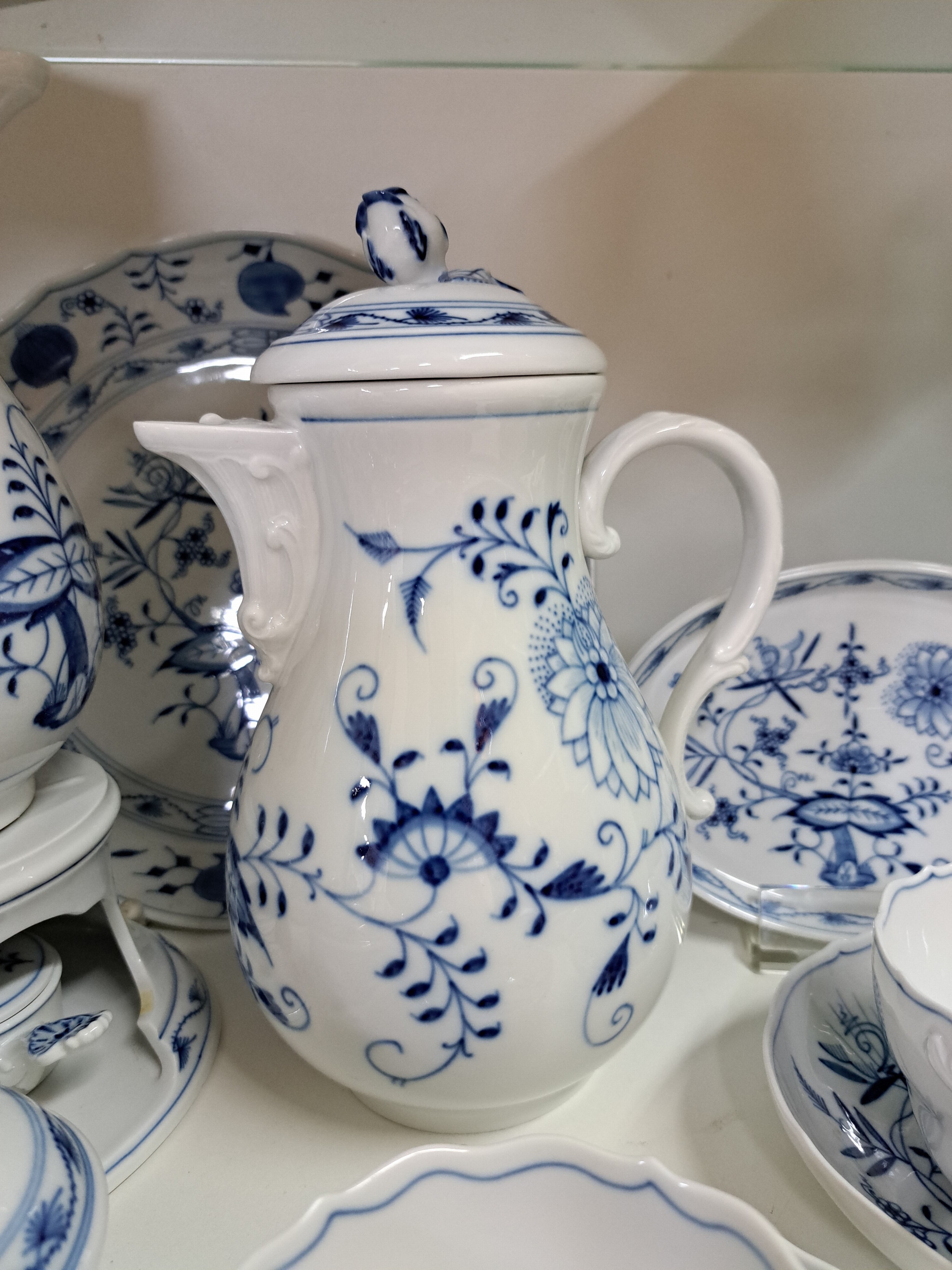 Detail b: Kaffeeservice, Meissen, 20. Jh., blaues Zwiebelmuster unter der Glasur, 2 Kaffeekannen, ein Stövchen mit Brenner, Zuckerdose, Sahnegießer, 6 Tassen ...