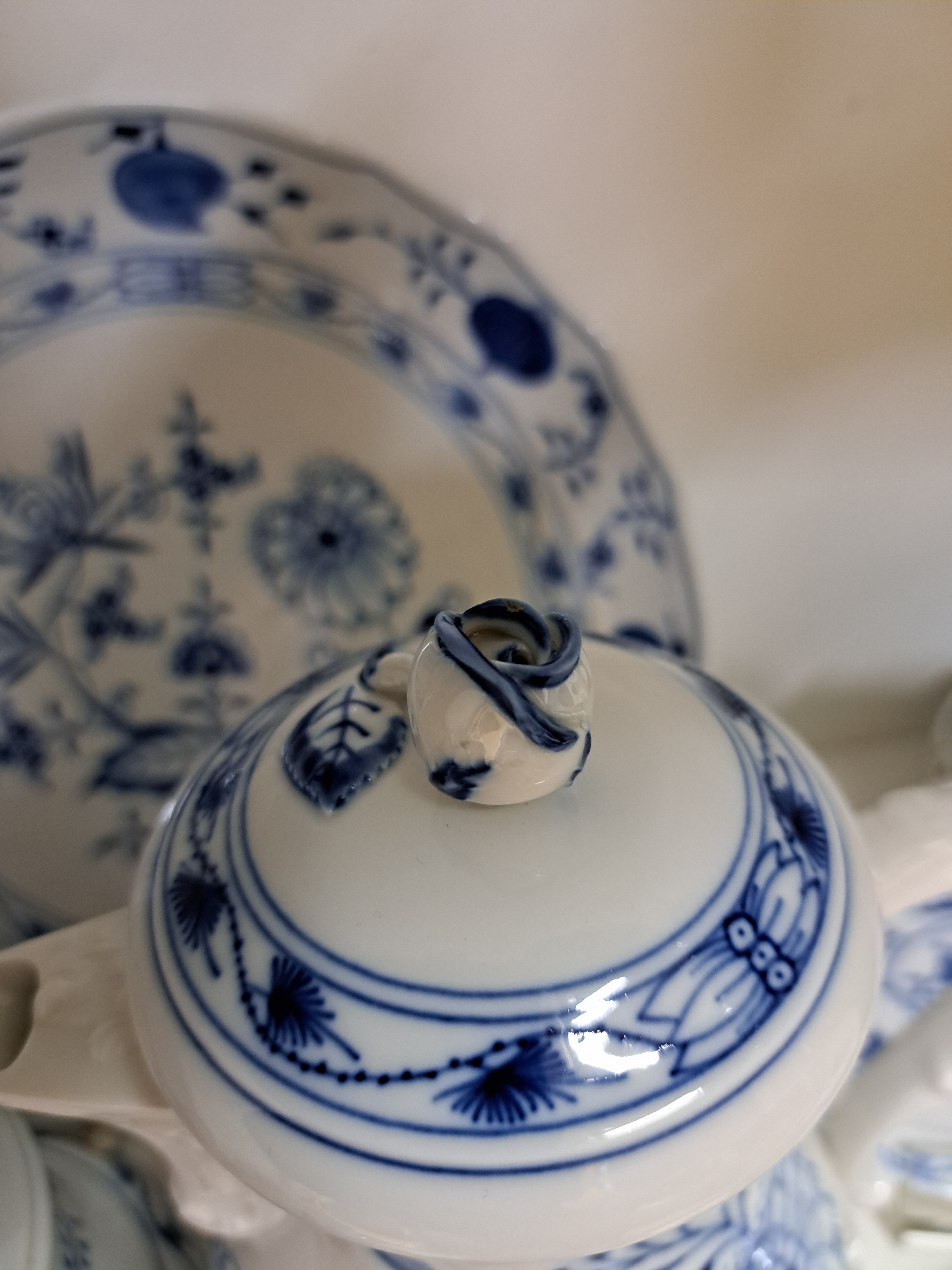 Detail c: Kaffeeservice, Meissen, 20. Jh., blaues Zwiebelmuster unter der Glasur, 2 Kaffeekannen, ein Stövchen mit Brenner, Zuckerdose, Sahnegießer, 6 Tassen ...