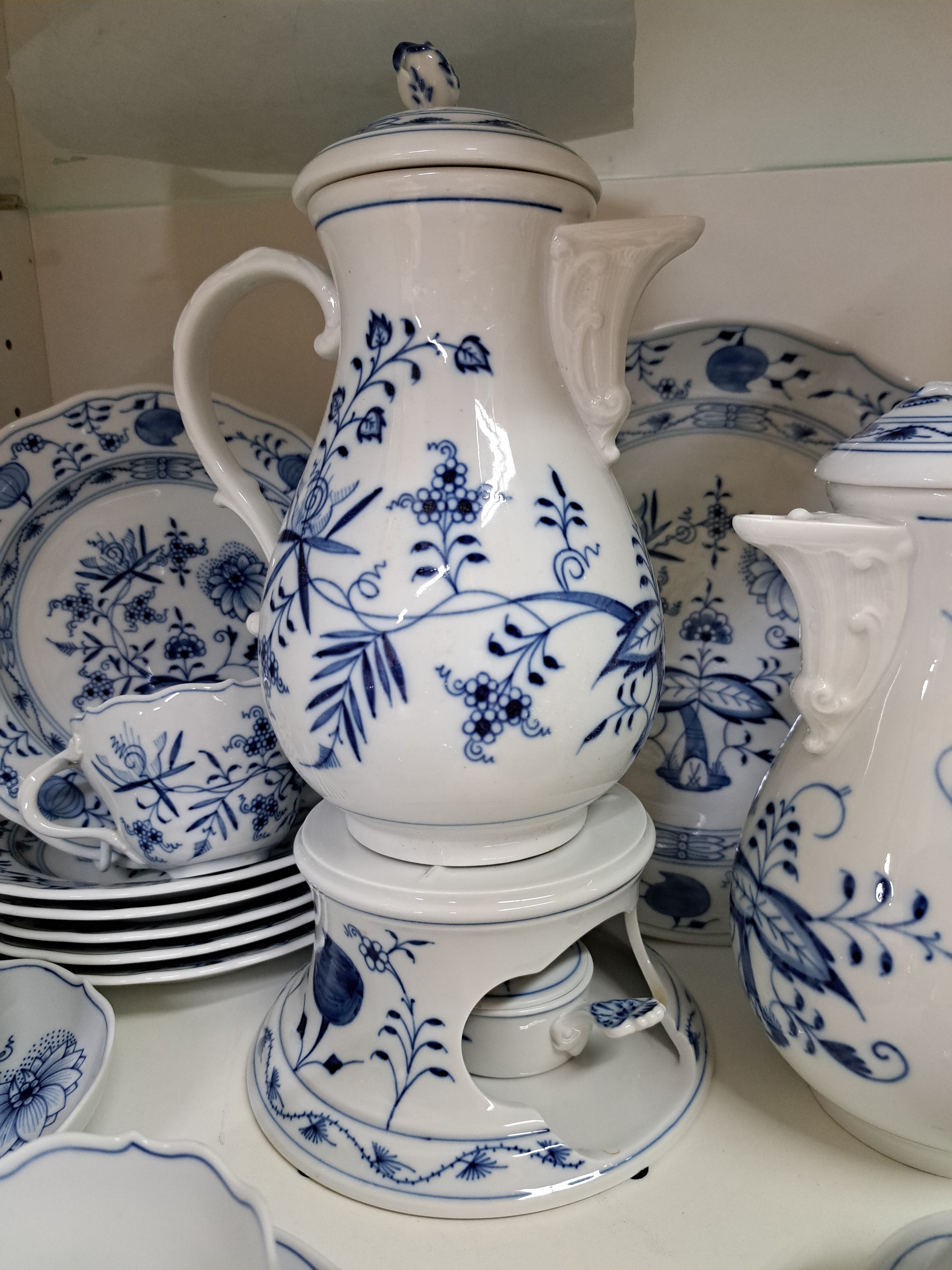 Detail d: Kaffeeservice, Meissen, 20. Jh., blaues Zwiebelmuster unter der Glasur, 2 Kaffeekannen, ein Stövchen mit Brenner, Zuckerdose, Sahnegießer, 6 Tassen ...
