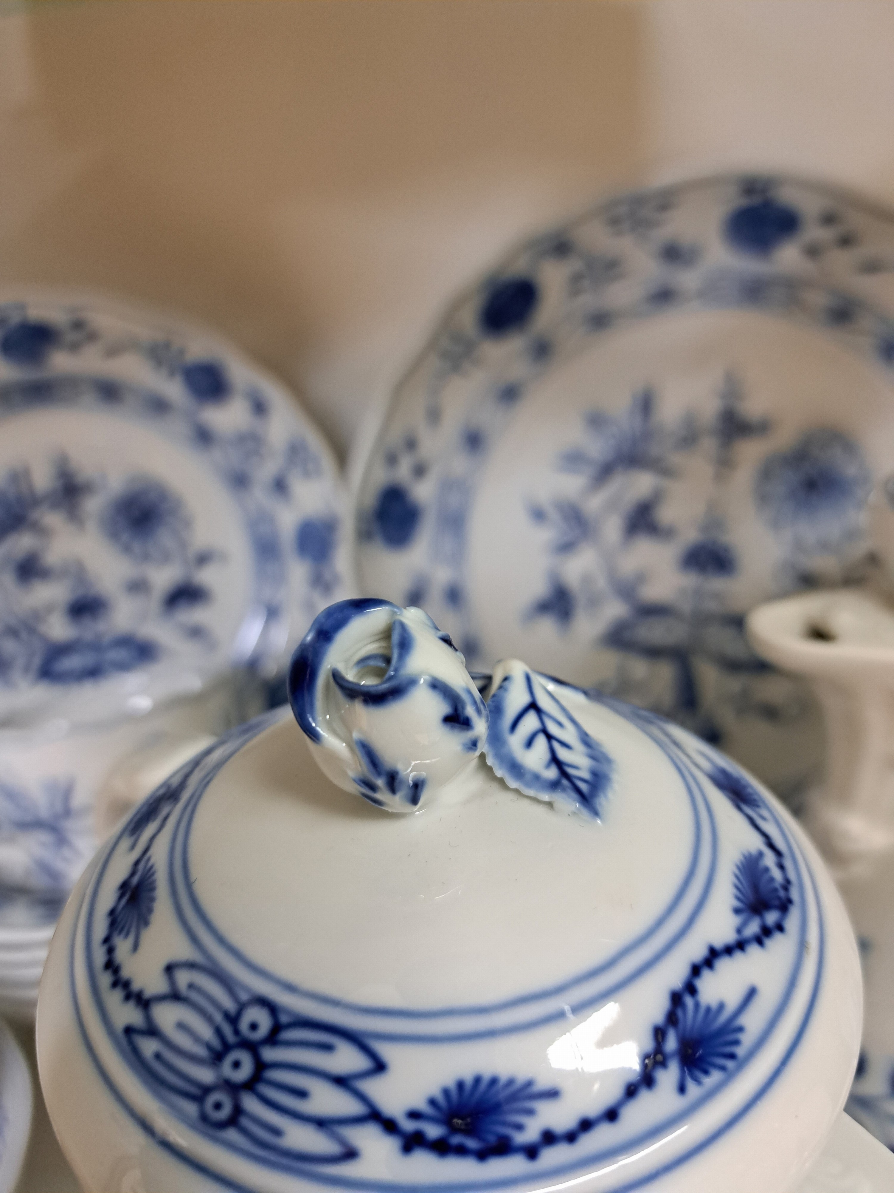Detail e: Kaffeeservice, Meissen, 20. Jh., blaues Zwiebelmuster unter der Glasur, 2 Kaffeekannen, ein Stövchen mit Brenner, Zuckerdose, Sahnegießer, 6 Tassen ...