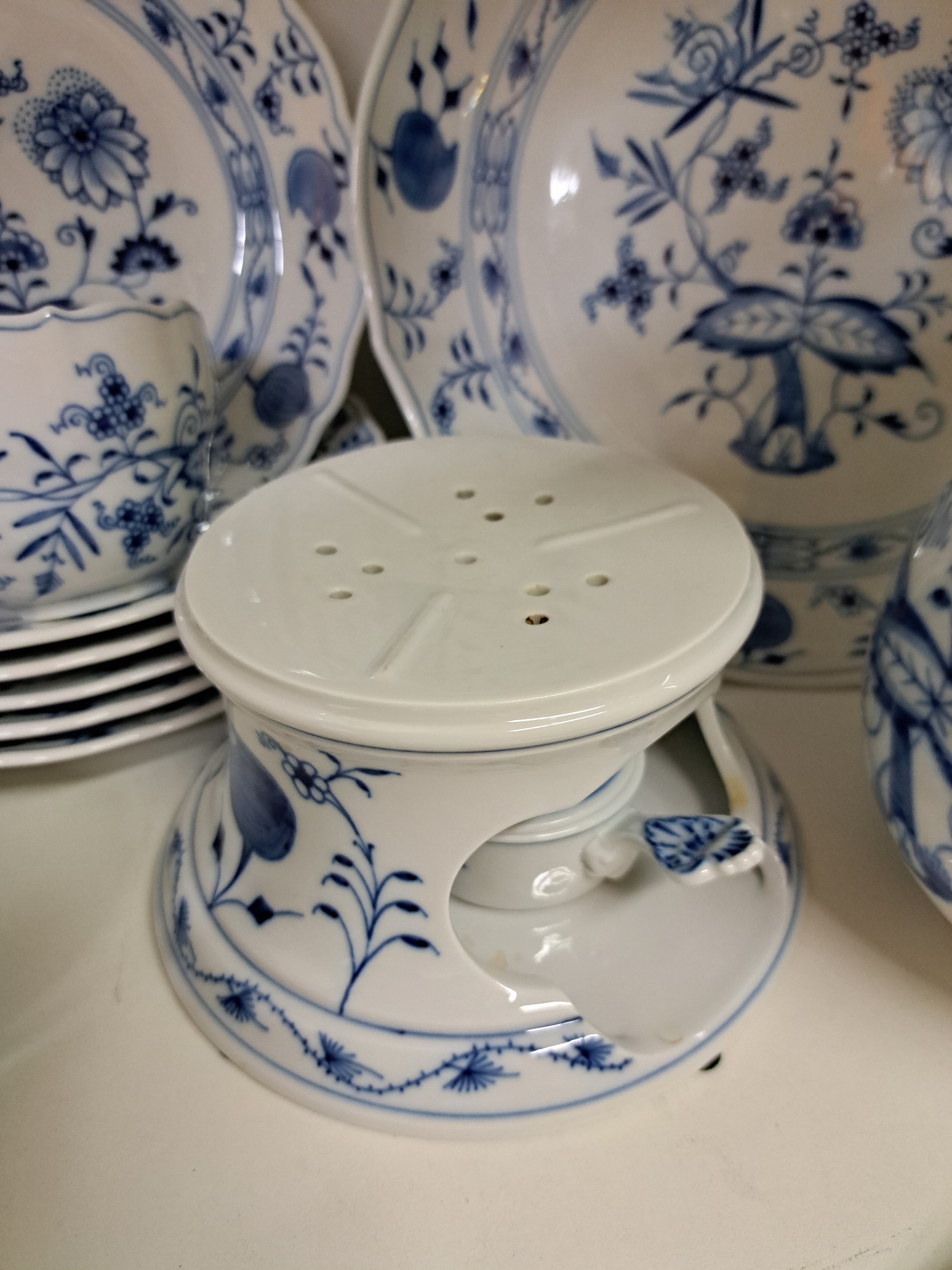 Detail f: Kaffeeservice, Meissen, 20. Jh., blaues Zwiebelmuster unter der Glasur, 2 Kaffeekannen, ein Stövchen mit Brenner, Zuckerdose, Sahnegießer, 6 Tassen ...
