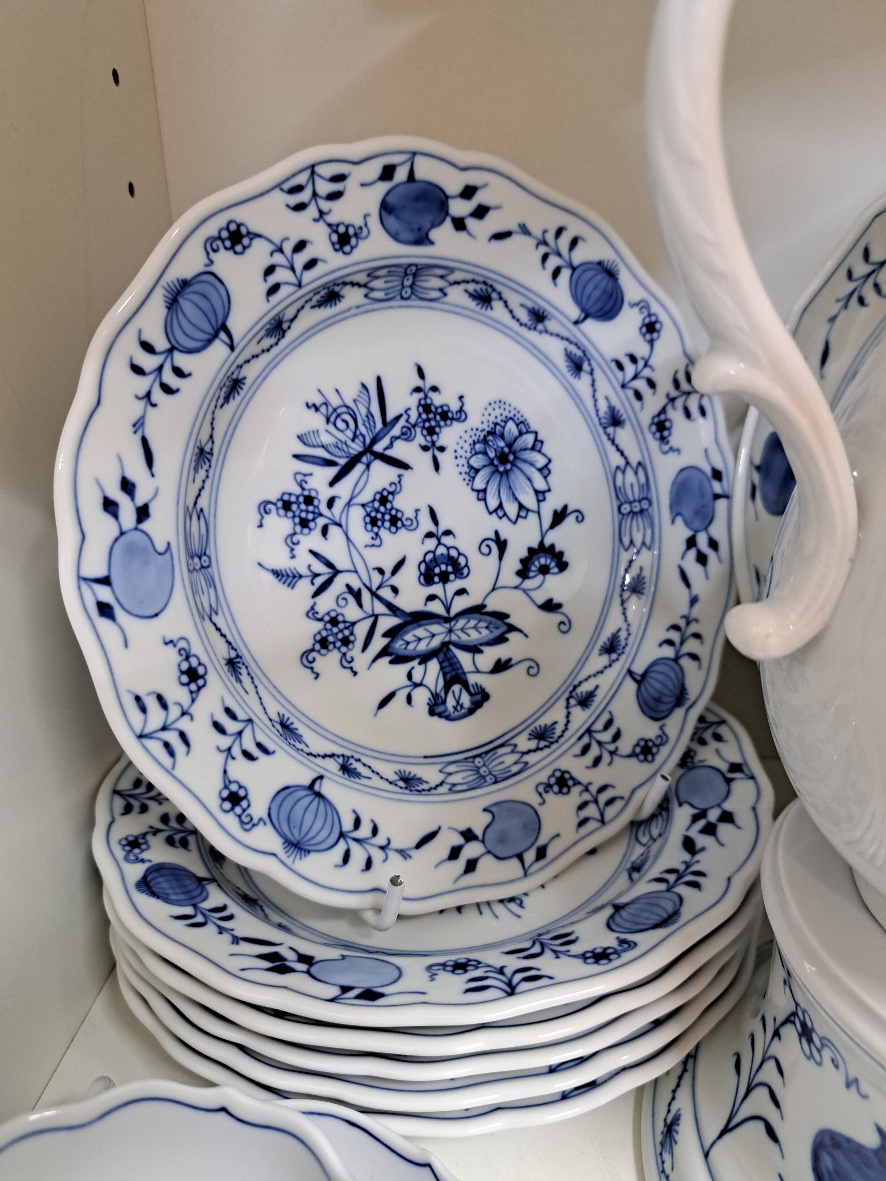 Detail g: Kaffeeservice, Meissen, 20. Jh., blaues Zwiebelmuster unter der Glasur, 2 Kaffeekannen, ein Stövchen mit Brenner, Zuckerdose, Sahnegießer, 6 Tassen ...