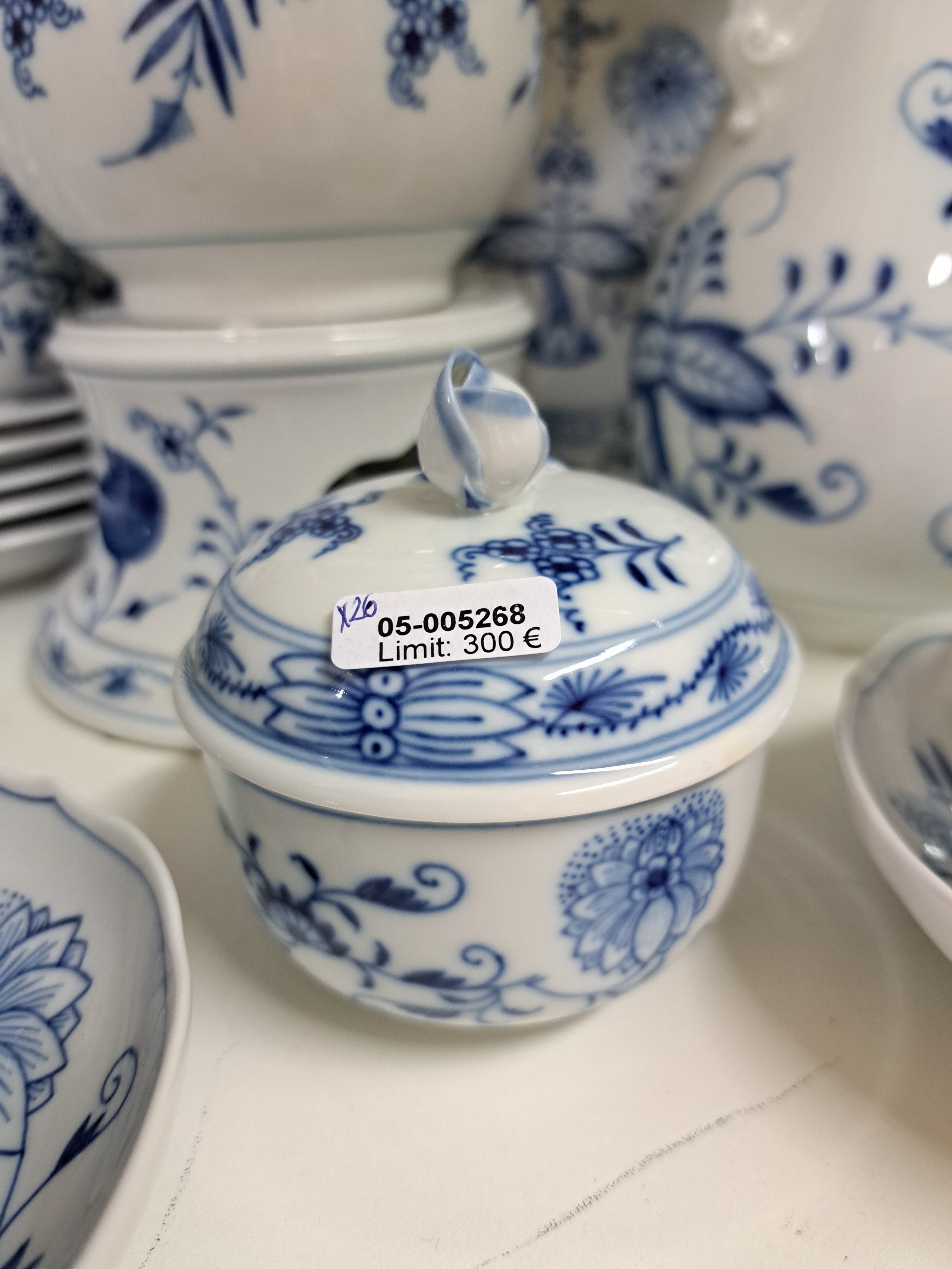 Detail h: Kaffeeservice, Meissen, 20. Jh., blaues Zwiebelmuster unter der Glasur, 2 Kaffeekannen, ein Stövchen mit Brenner, Zuckerdose, Sahnegießer, 6 Tassen ...