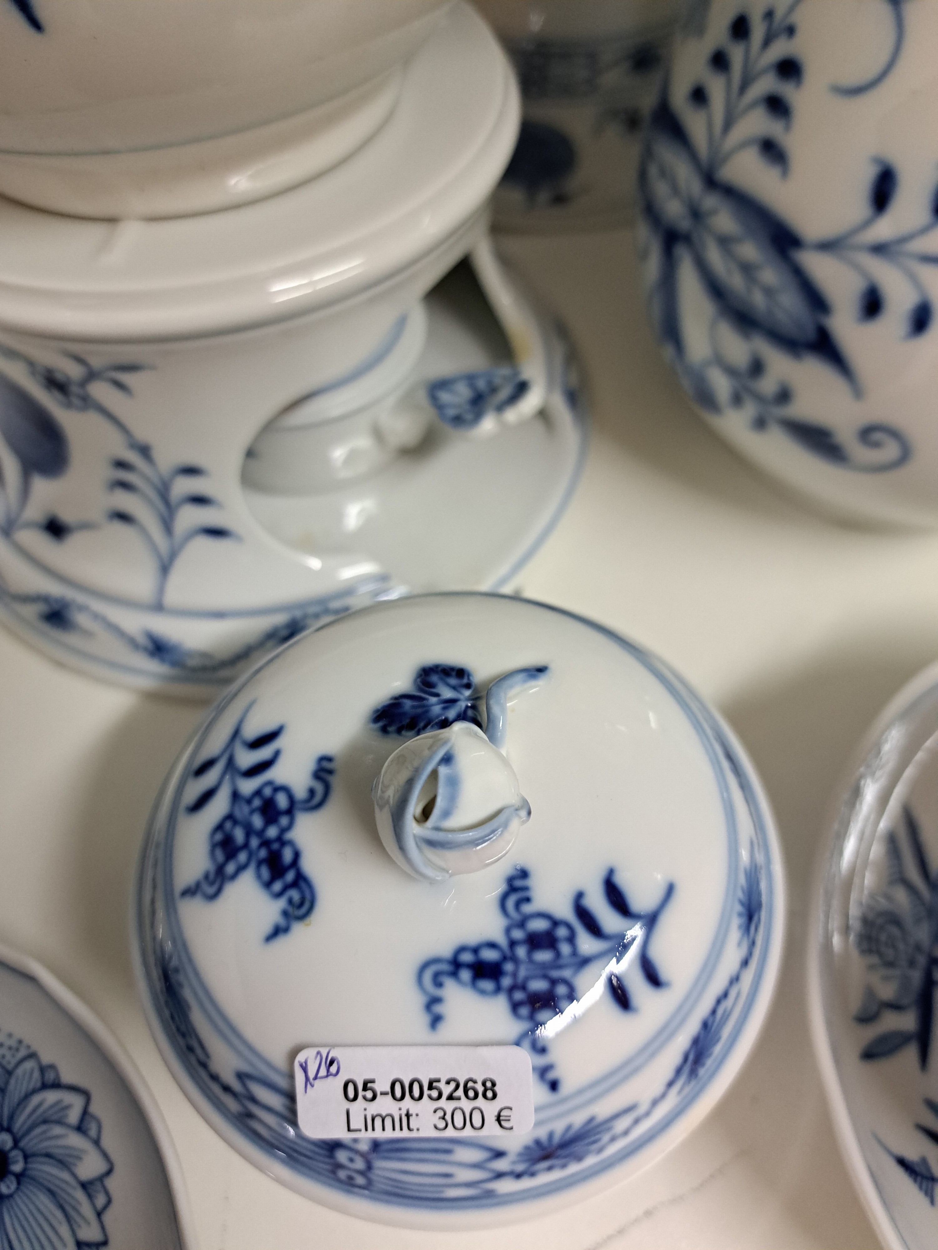 Detail i: Kaffeeservice, Meissen, 20. Jh., blaues Zwiebelmuster unter der Glasur, 2 Kaffeekannen, ein Stövchen mit Brenner, Zuckerdose, Sahnegießer, 6 Tassen ...