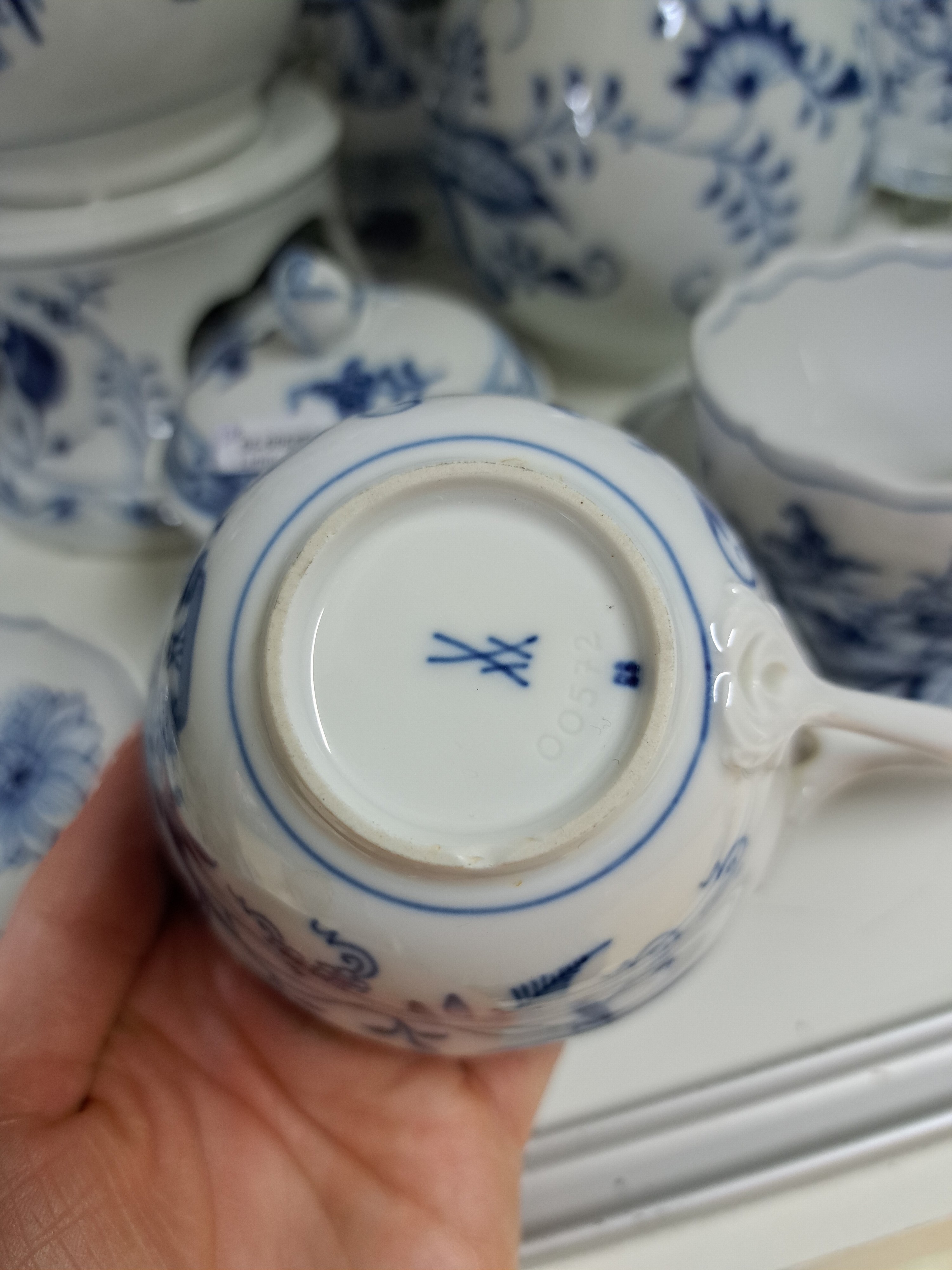 Detail j: Kaffeeservice, Meissen, 20. Jh., blaues Zwiebelmuster unter der Glasur, 2 Kaffeekannen, ein Stövchen mit Brenner, Zuckerdose, Sahnegießer, 6 Tassen ...