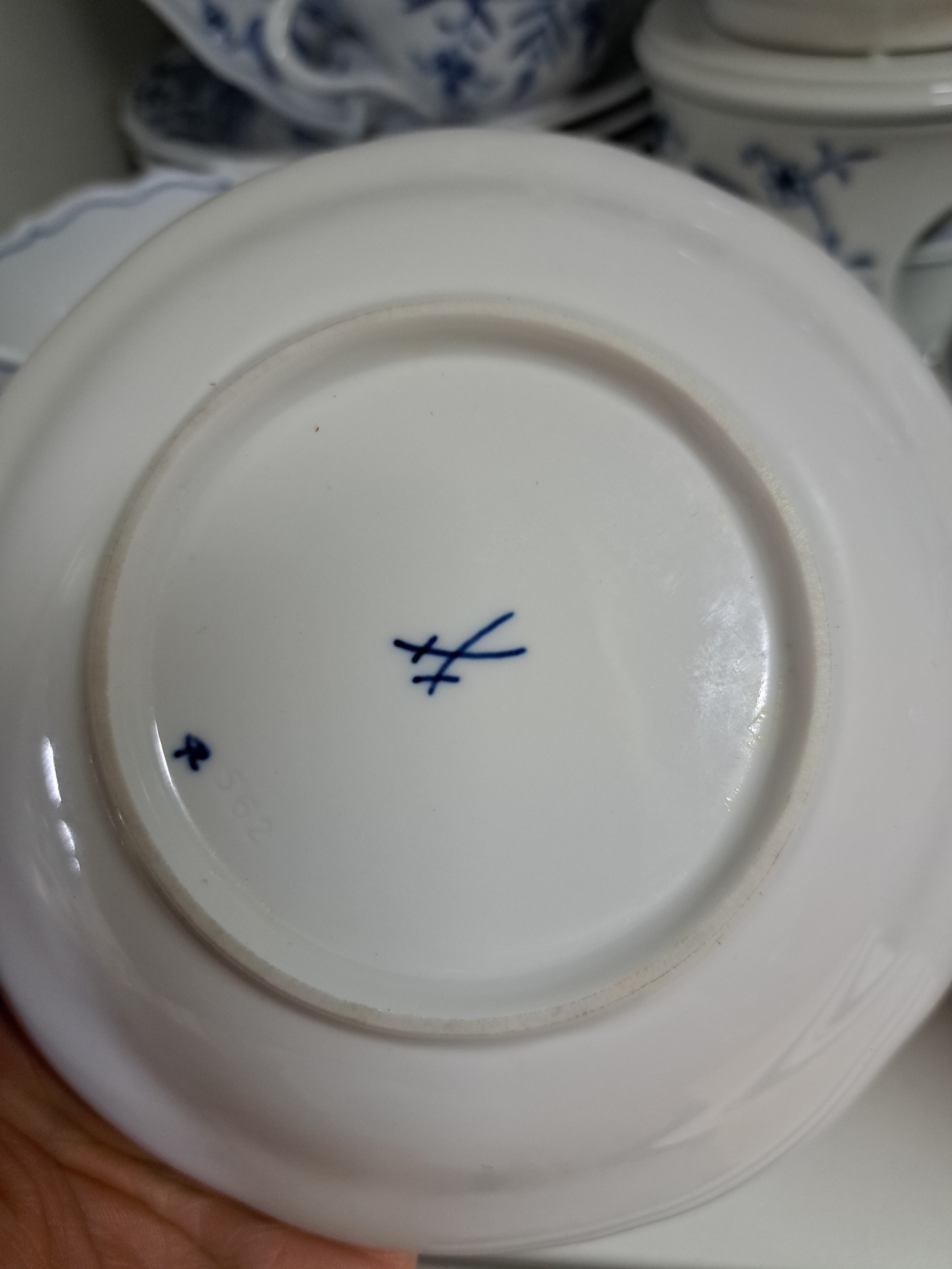Detail k: Kaffeeservice, Meissen, 20. Jh., blaues Zwiebelmuster unter der Glasur, 2 Kaffeekannen, ein Stövchen mit Brenner, Zuckerdose, Sahnegießer, 6 Tassen ...